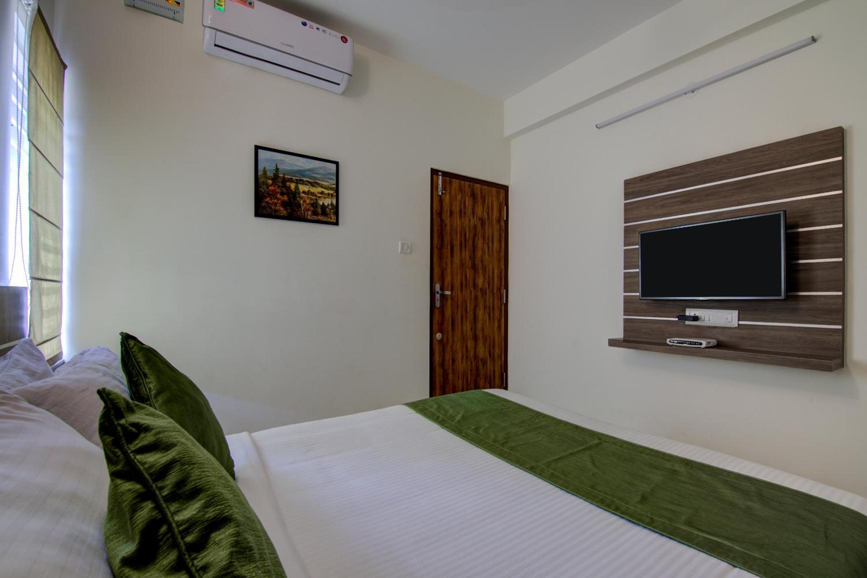 Deluxe One-Bedroom Apartment - Photo 12