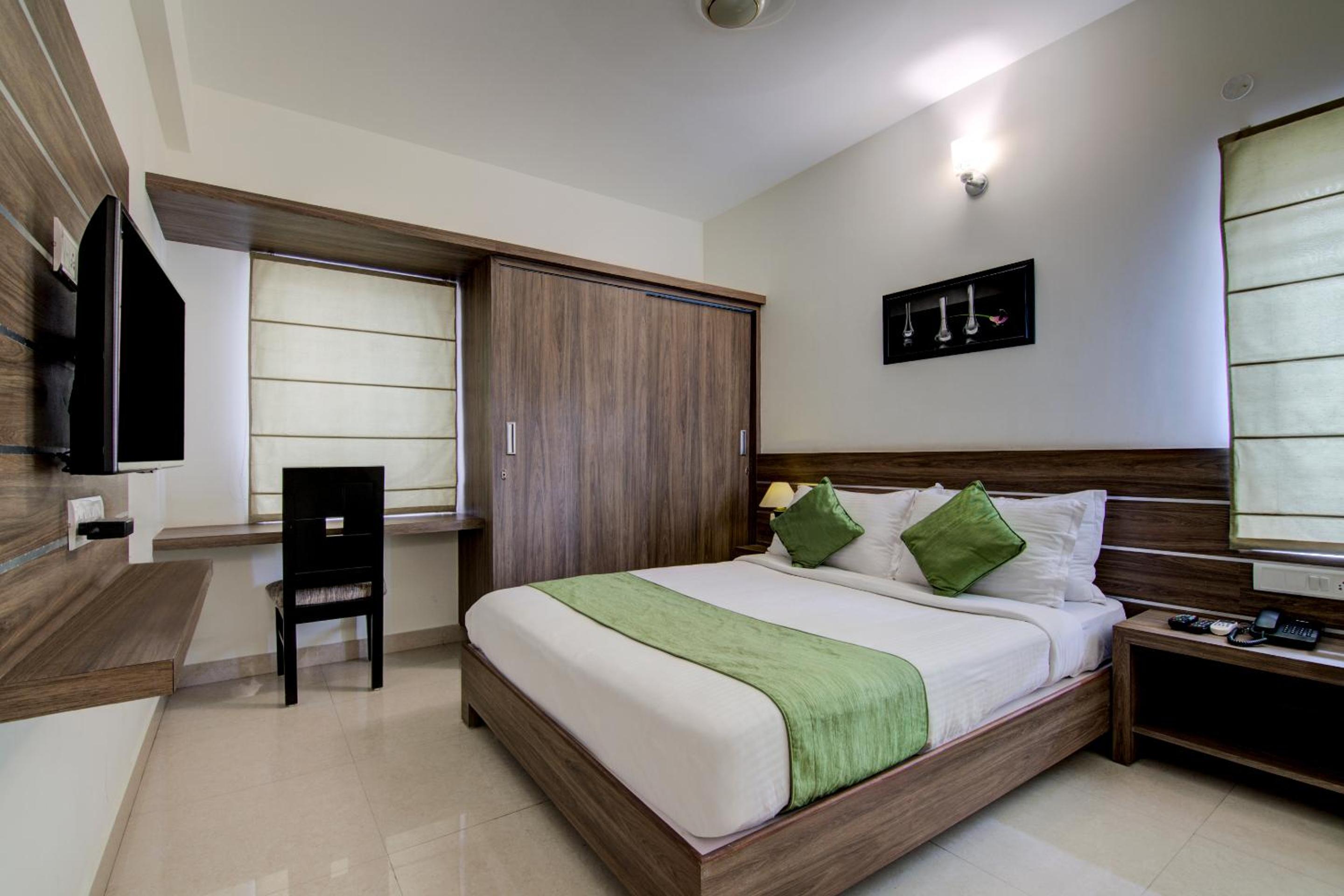 Deluxe One-Bedroom Apartment - Photo 13