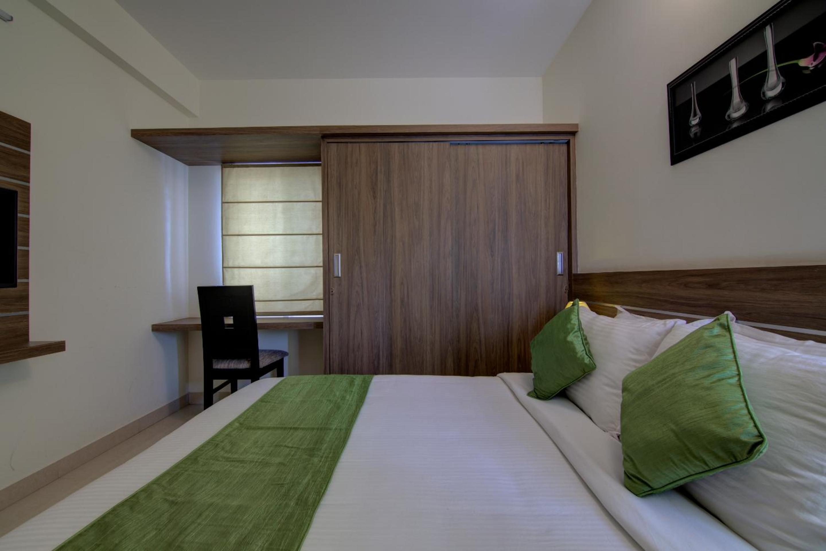 Deluxe One-Bedroom Apartment - Photo 15