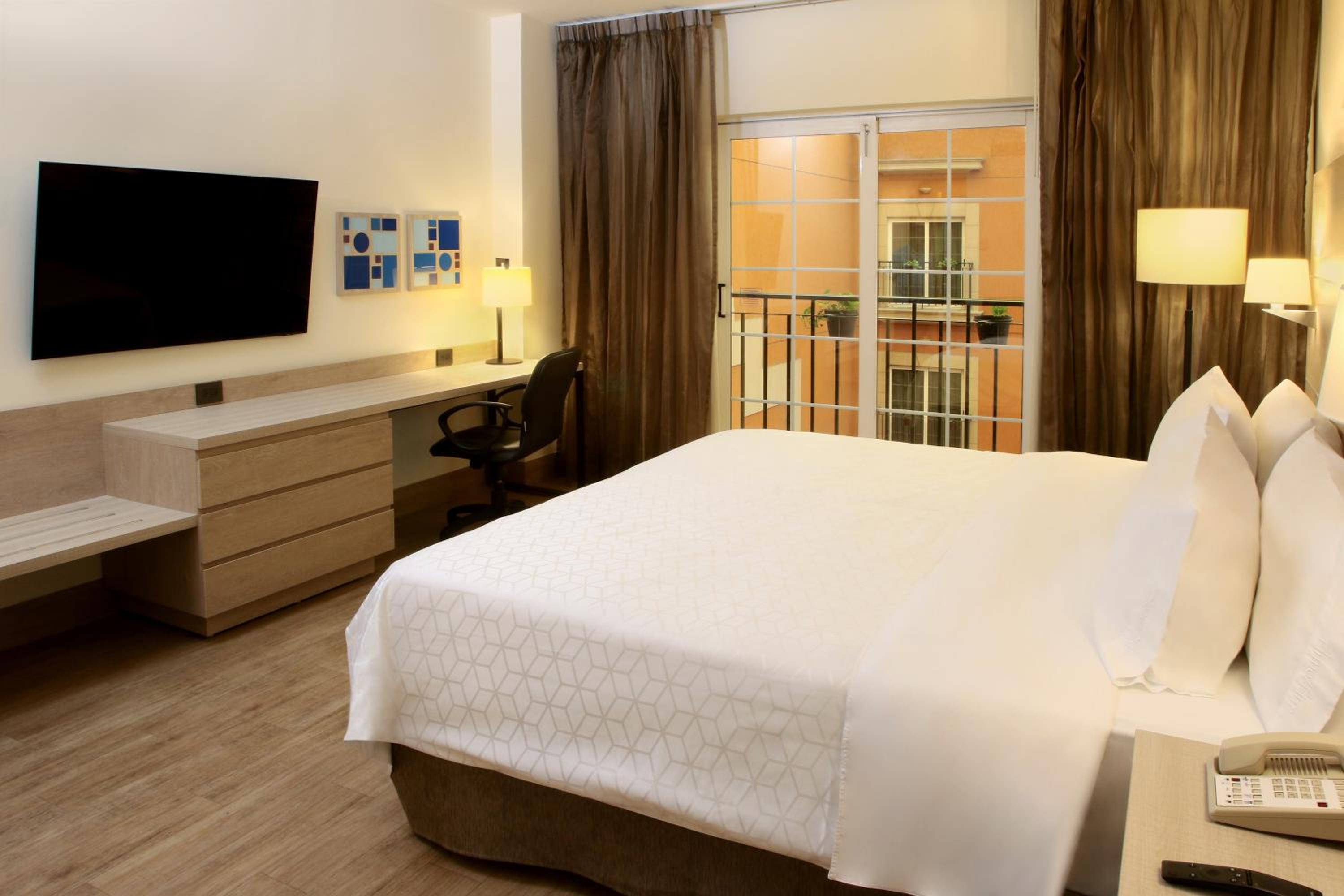 Deluxe King Room - Non-Smoking - Photo 4
