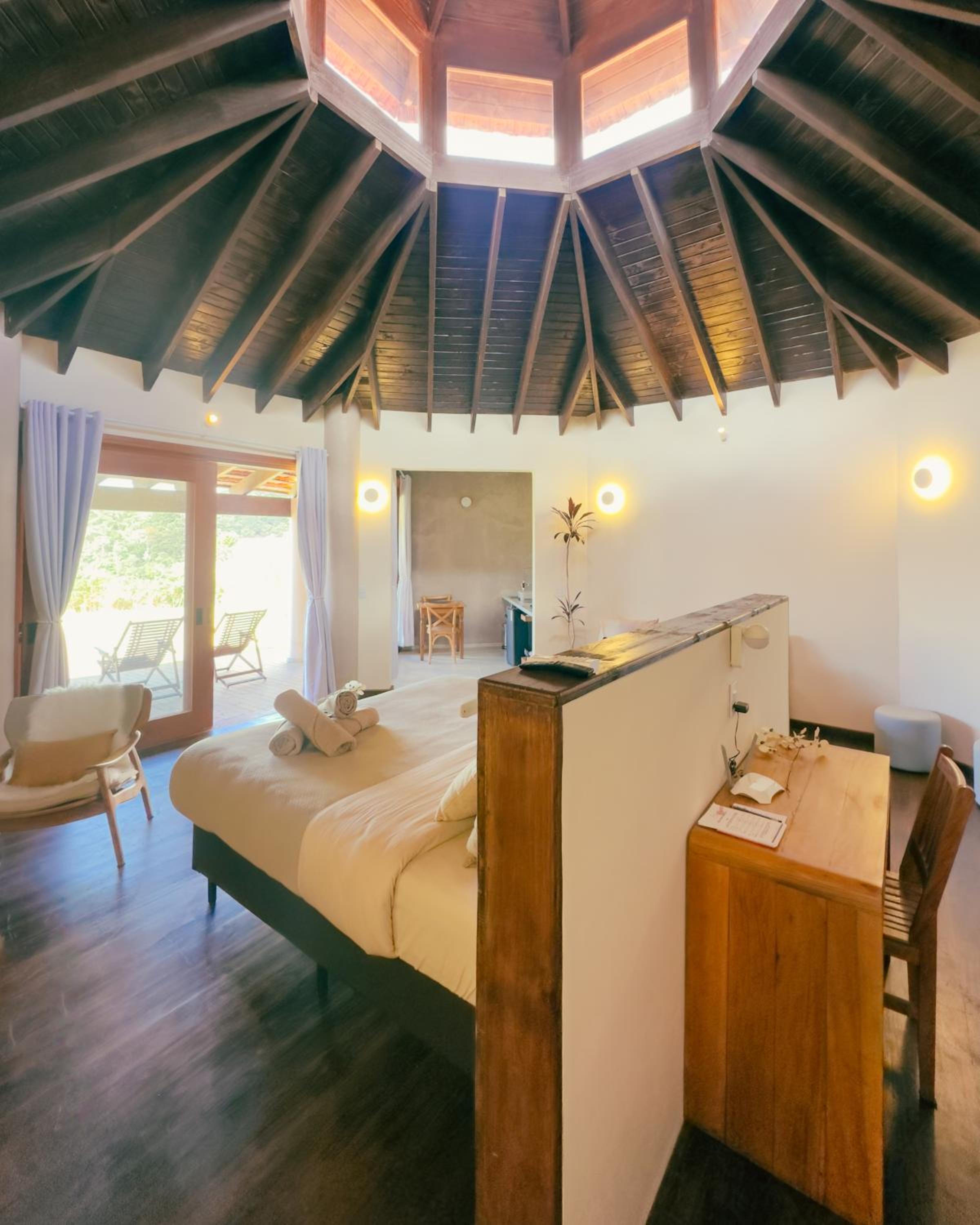 Deluxe King Suite - Photo 11