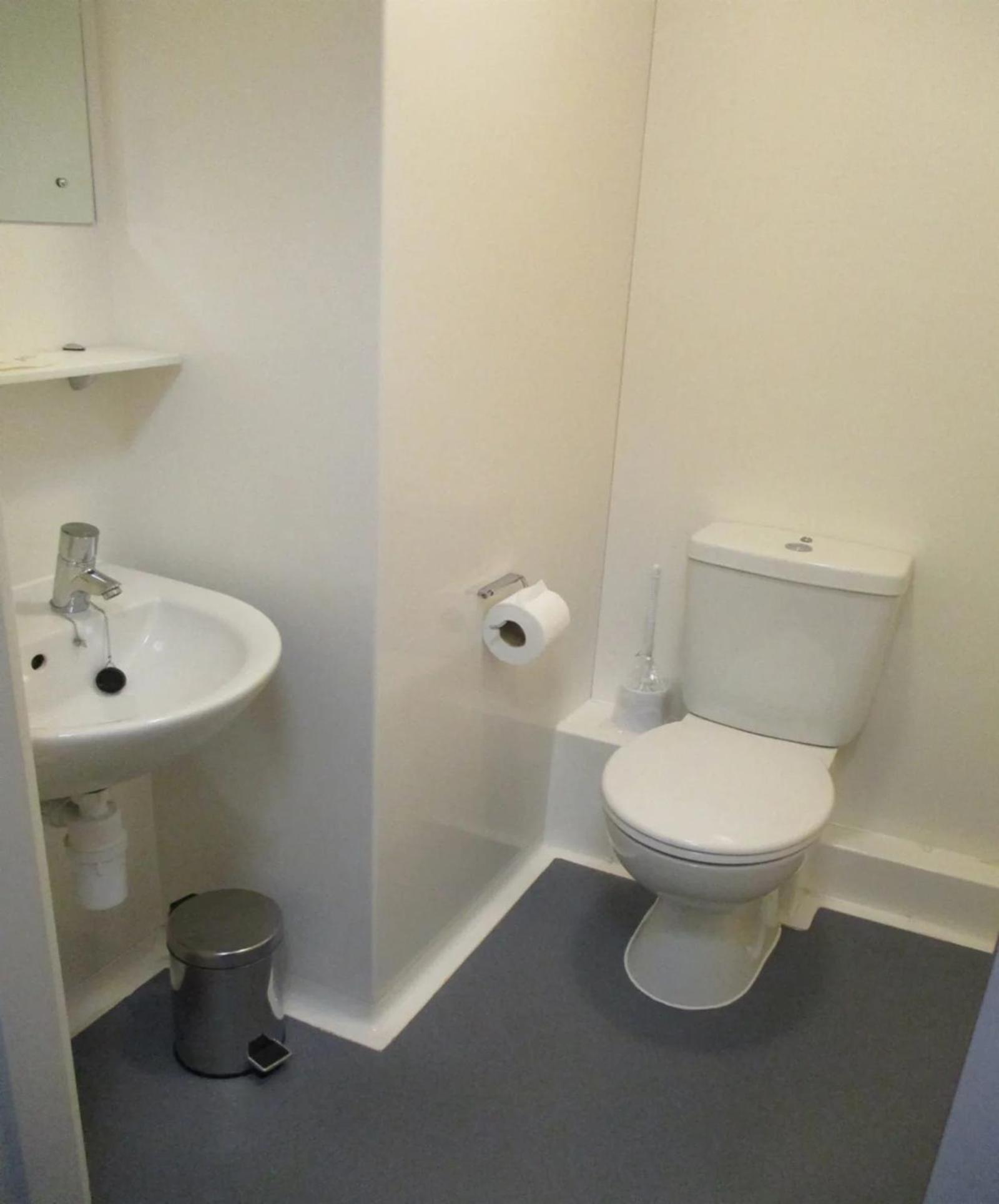 Single Room with Private Bathroom photo 2
