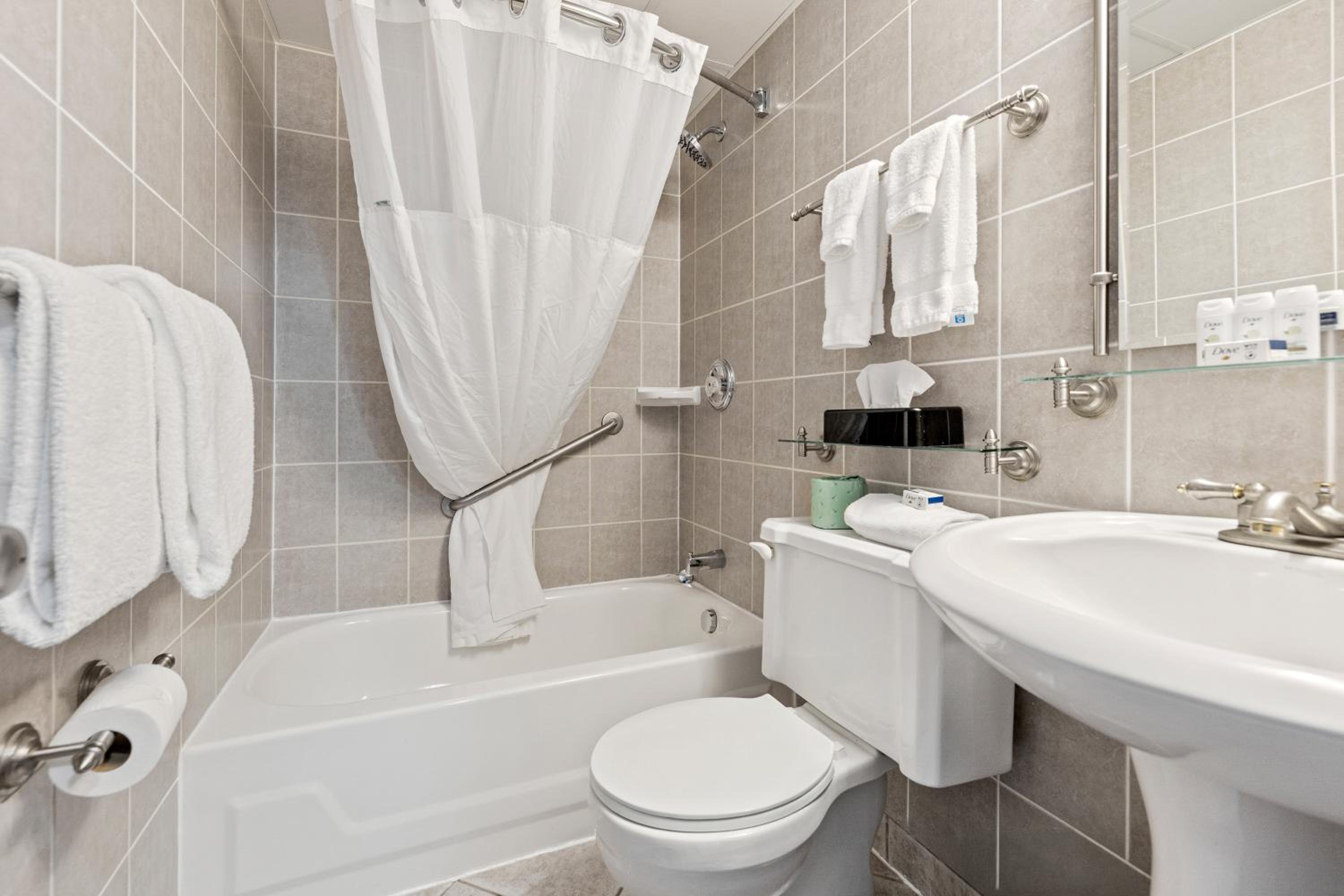 King Room with Lake View - Pet Friendly - Photo 3
