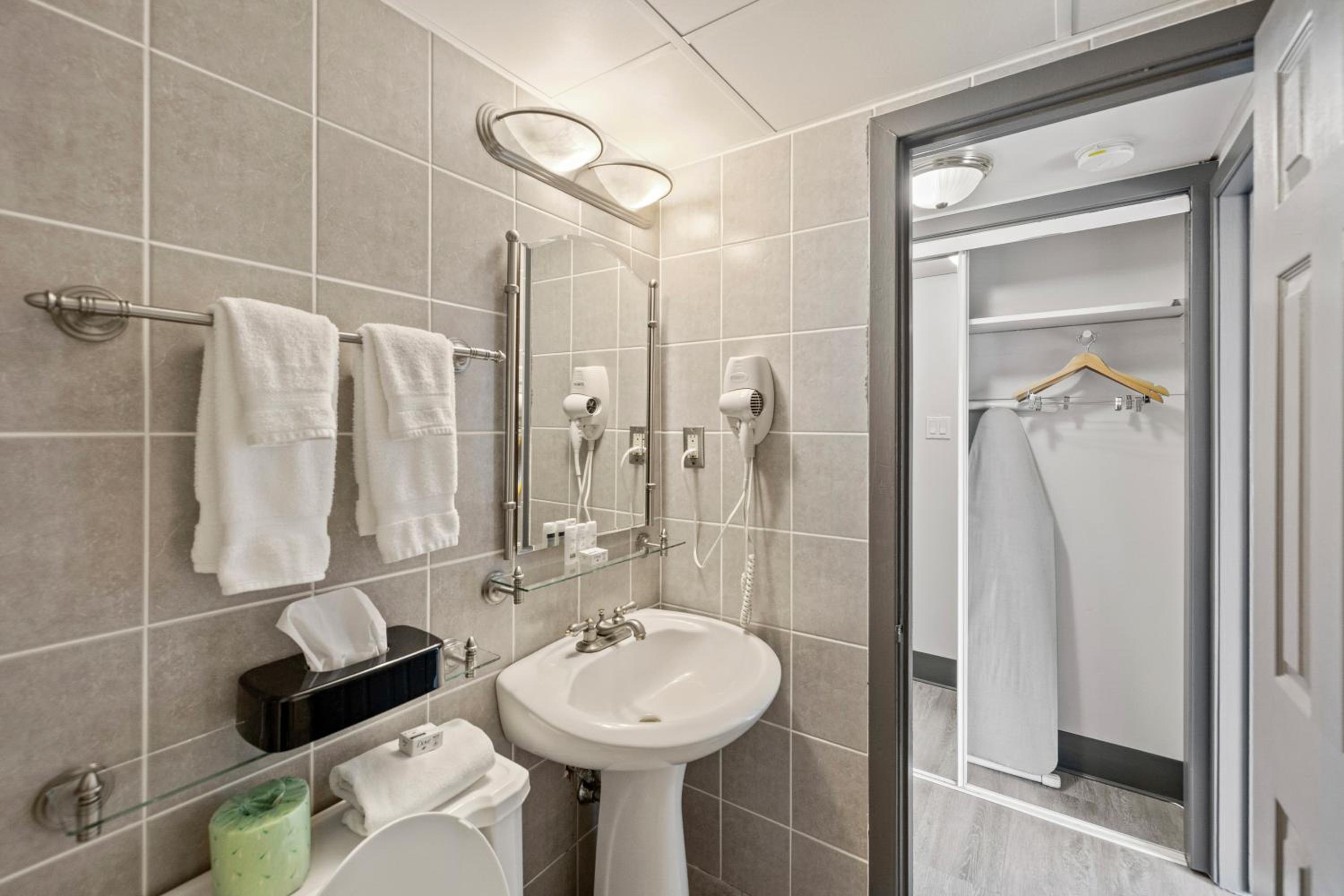 King Room with Lake View - Pet Friendly - Photo 2