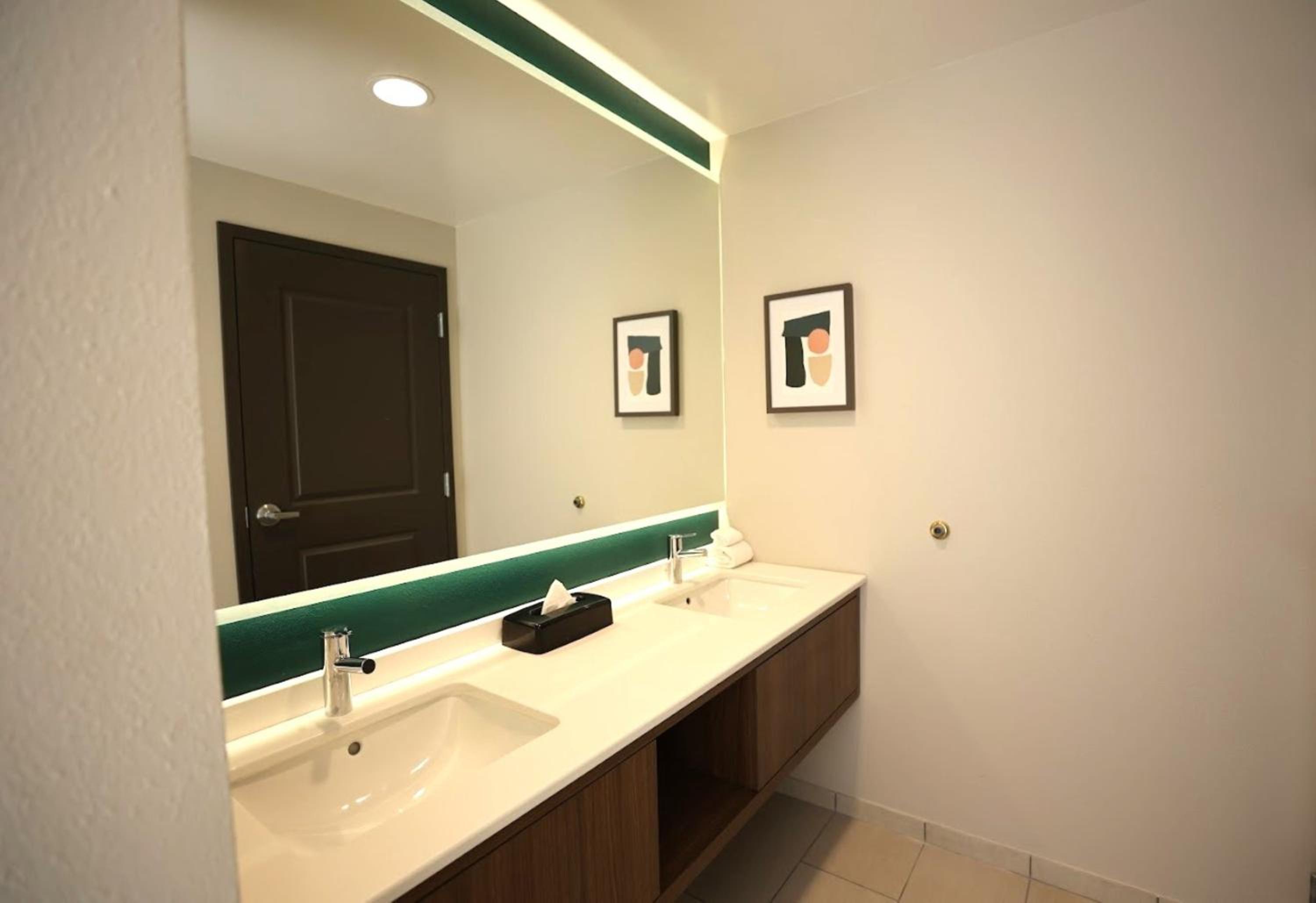 Queen Suite with Two Queen Beds photo 1
