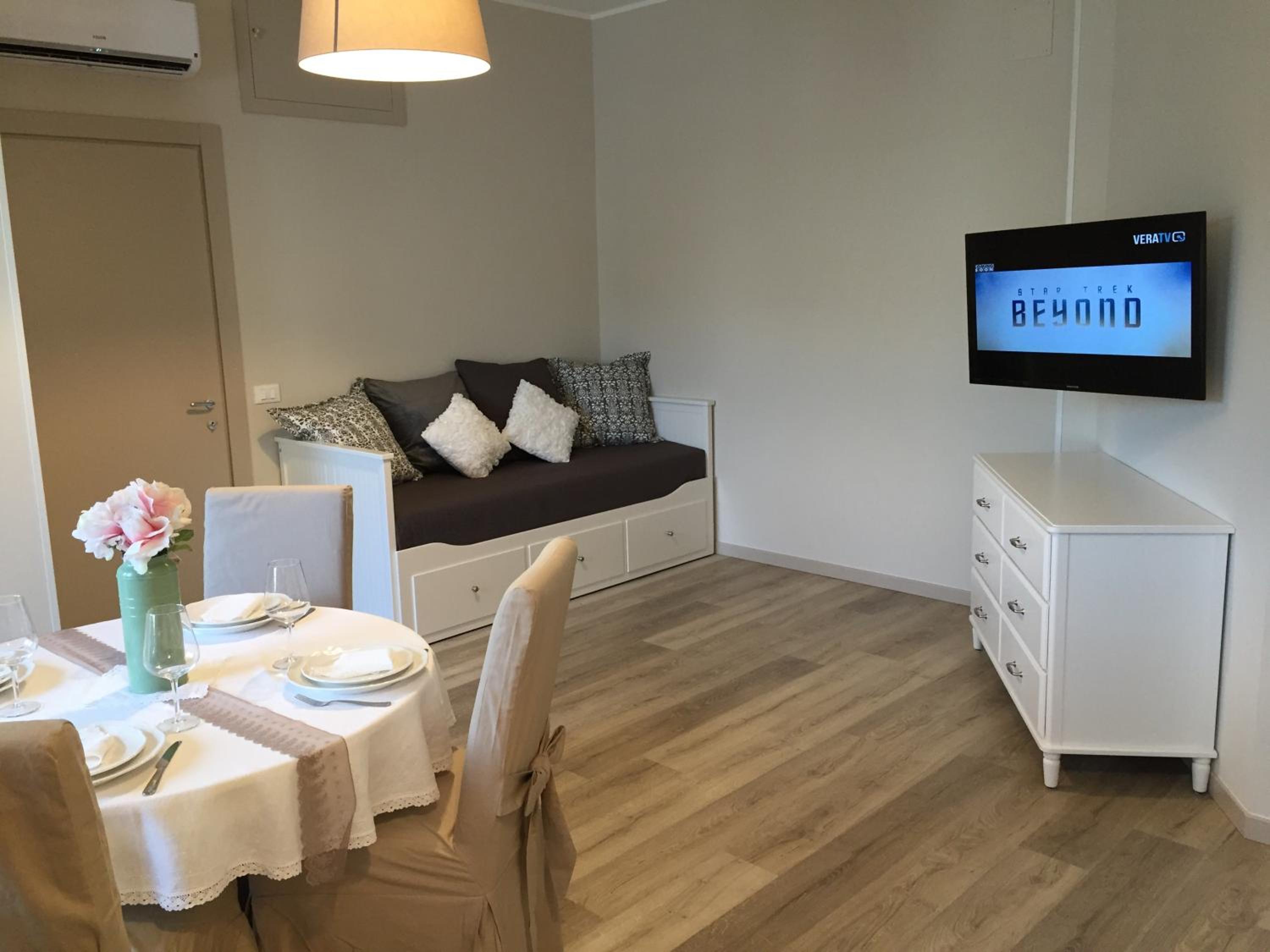 Deluxe Two-Bedroom Apartment - Silver