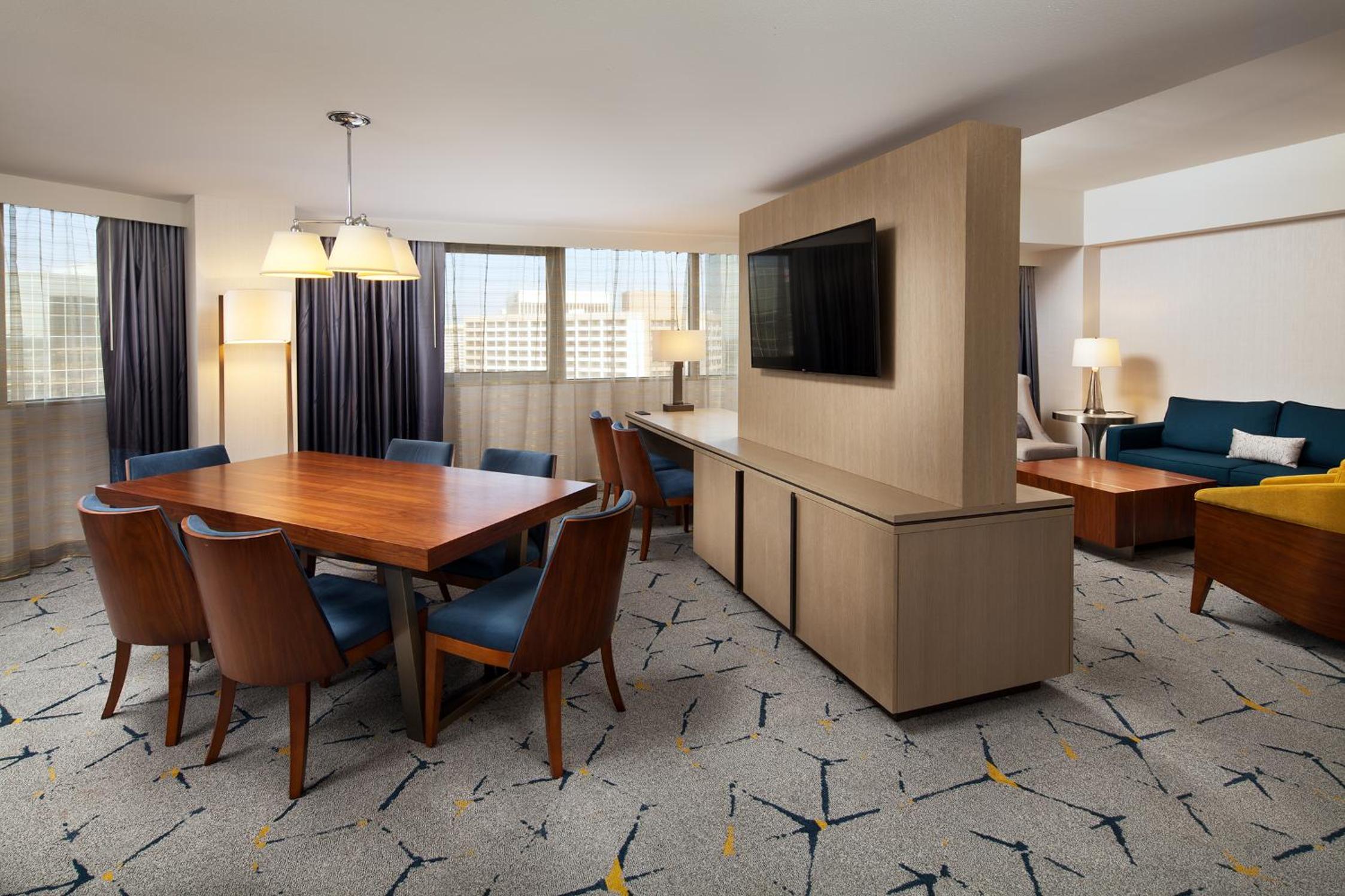 King Suite with Roll-in Shower - Mobility Accessible