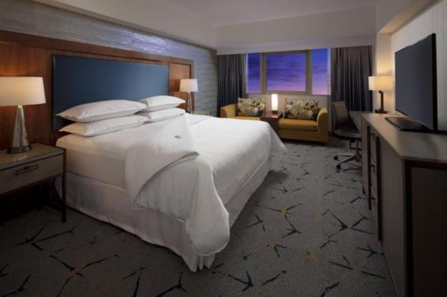Executive King Suite with Tub - Mobility Accessible