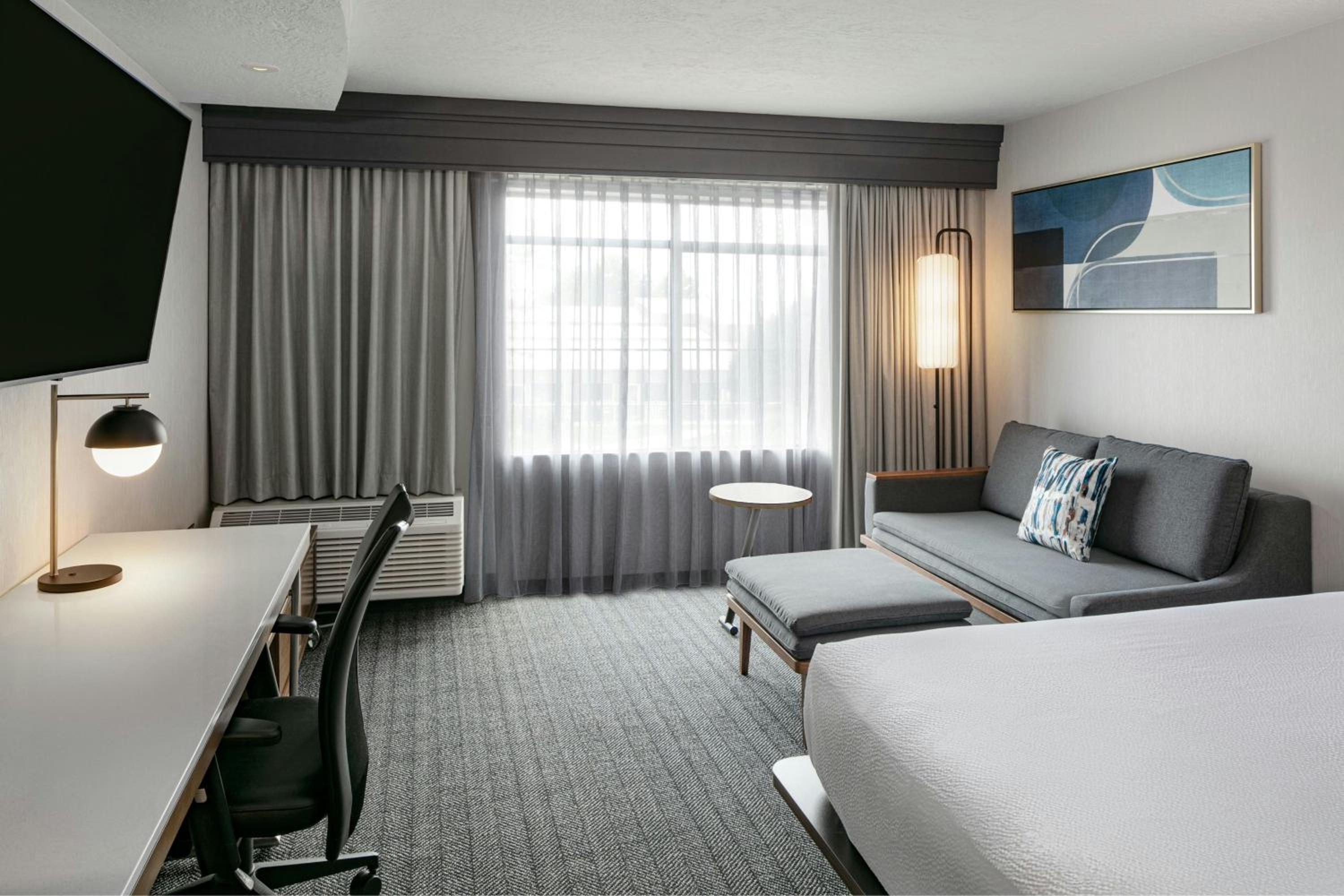 King Room with Balcony and Bathtub - Mobility Access - Photo 1