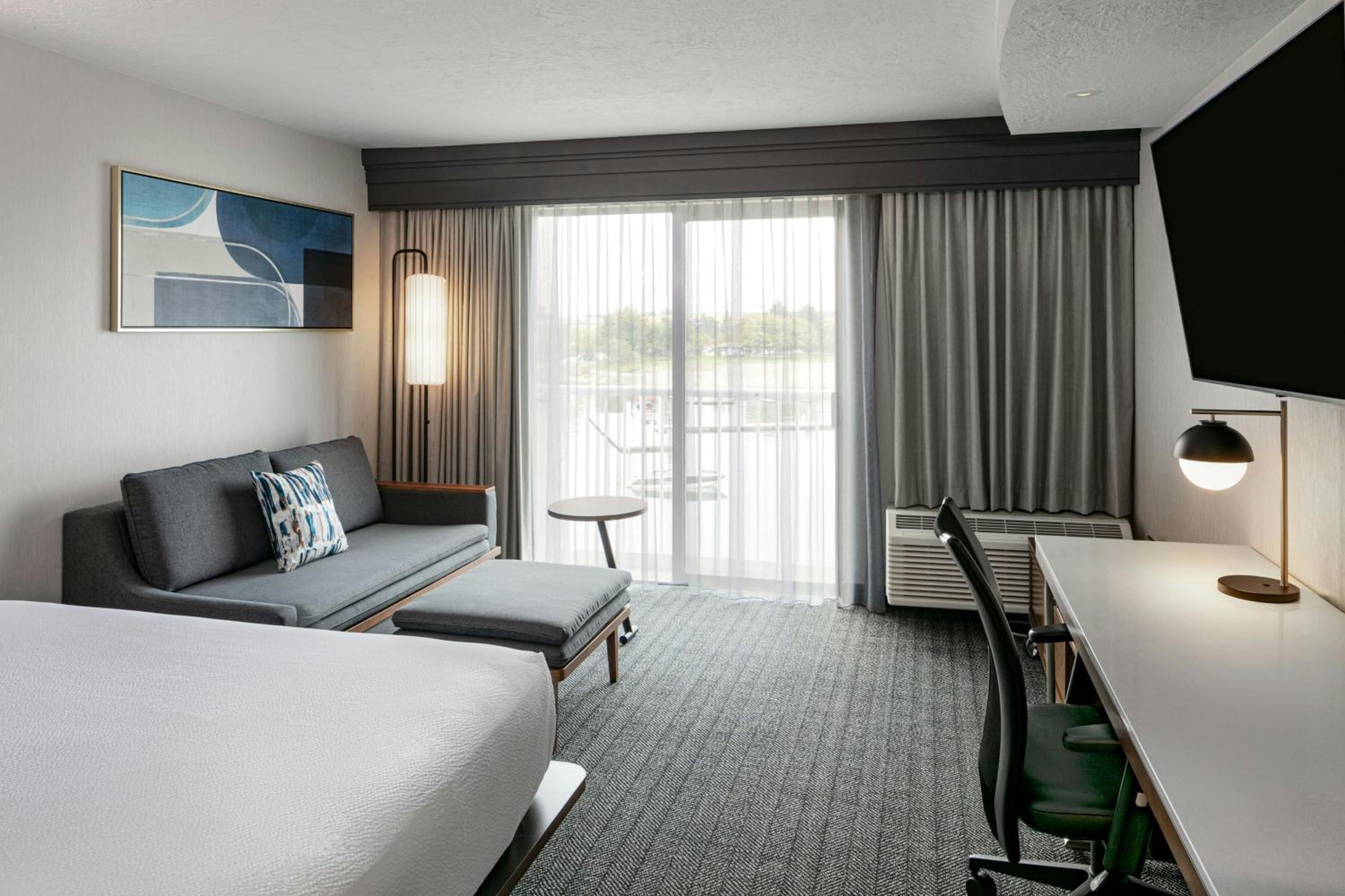 King Room with Water View and Bathtub - Mobility Access - Photo 1