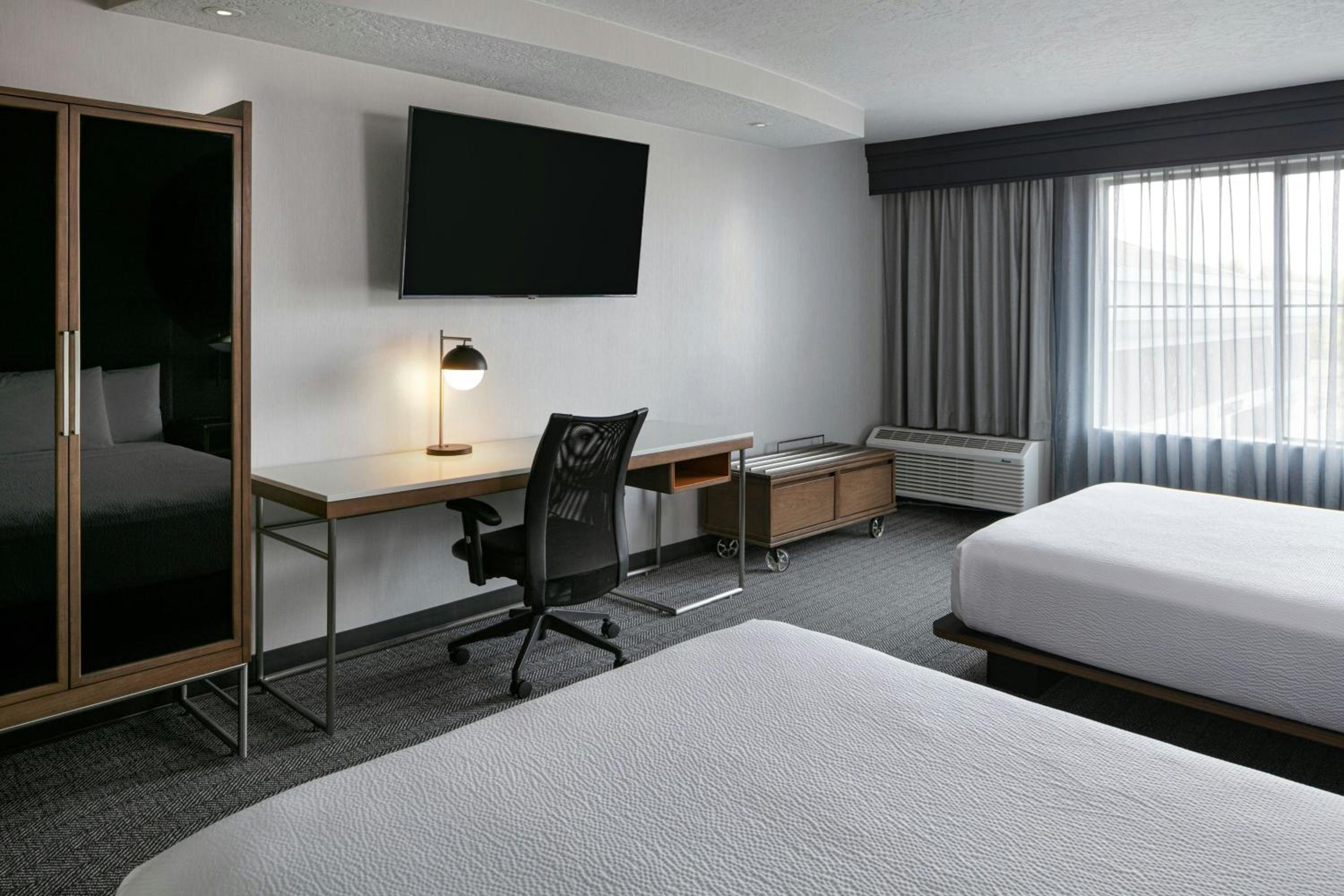 Queen Room with Two Queen Beds and Bathtub - Mobility Access - Photo 5