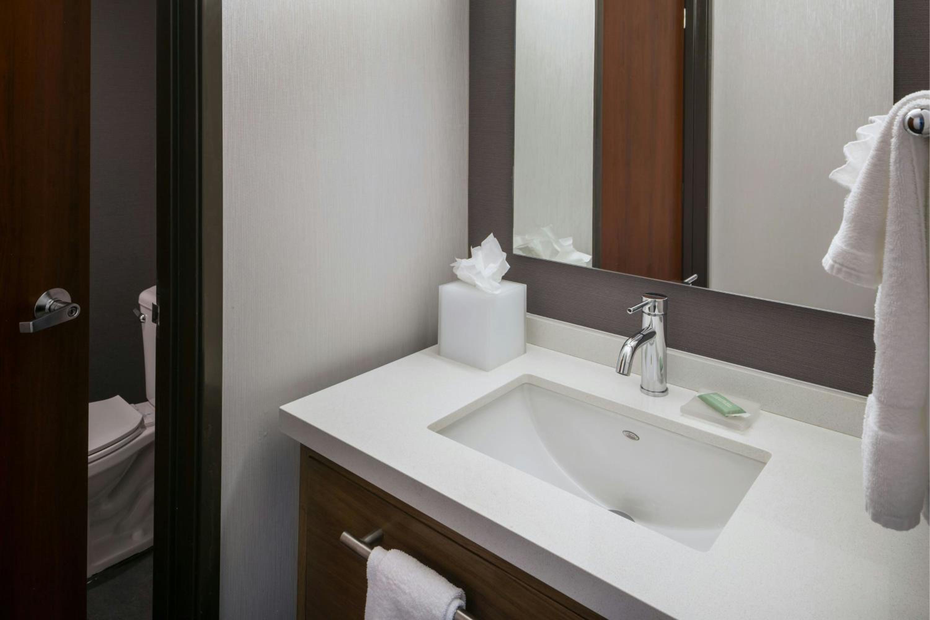 Queen Room with Two Queen Beds and Water View - Photo 4