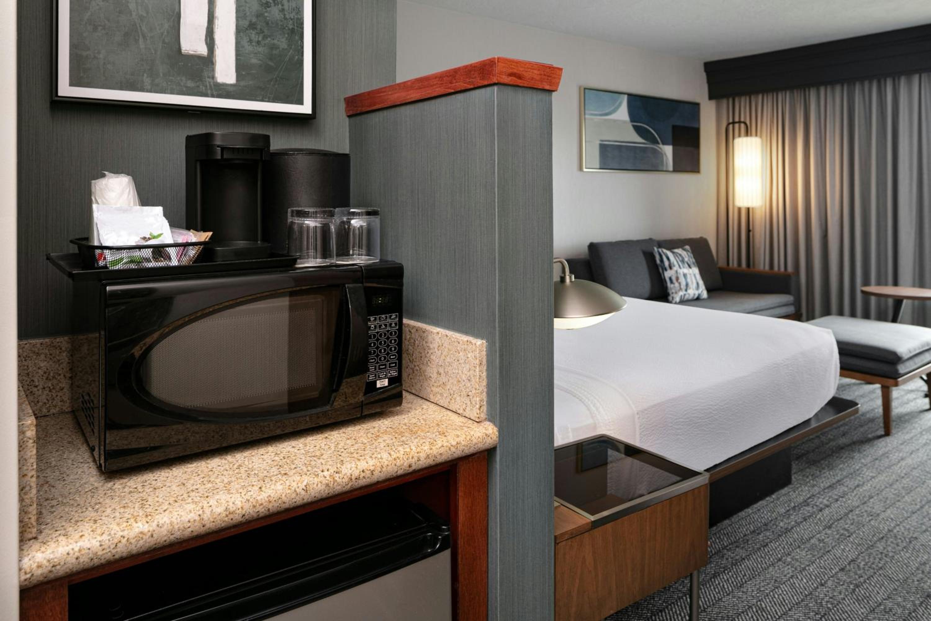 King Room with Balcony and Bathtub - Mobility Access - Photo 4