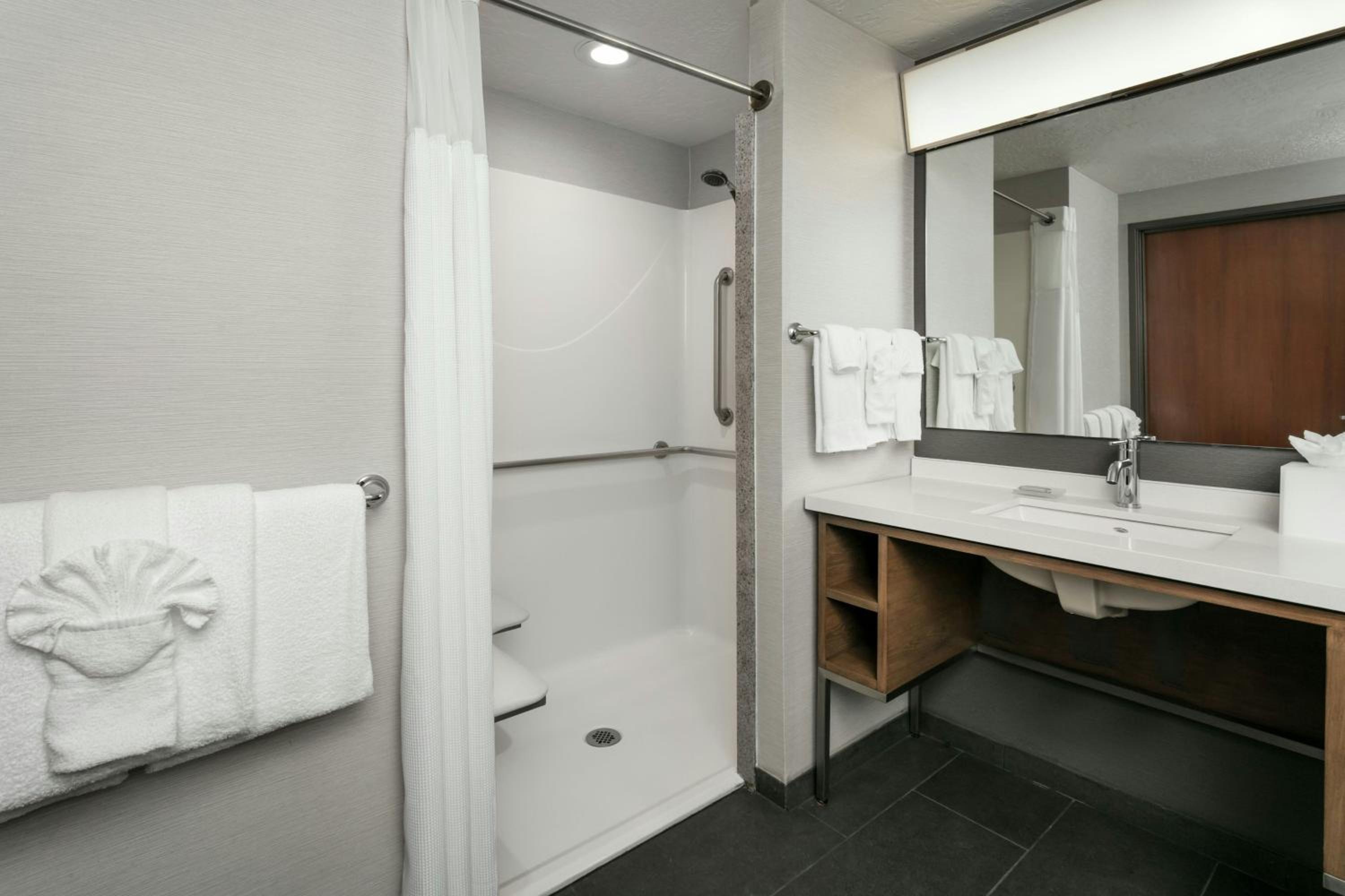 Queen Room with Two Queen Beds and Bathtub - Mobility Access - Photo 8