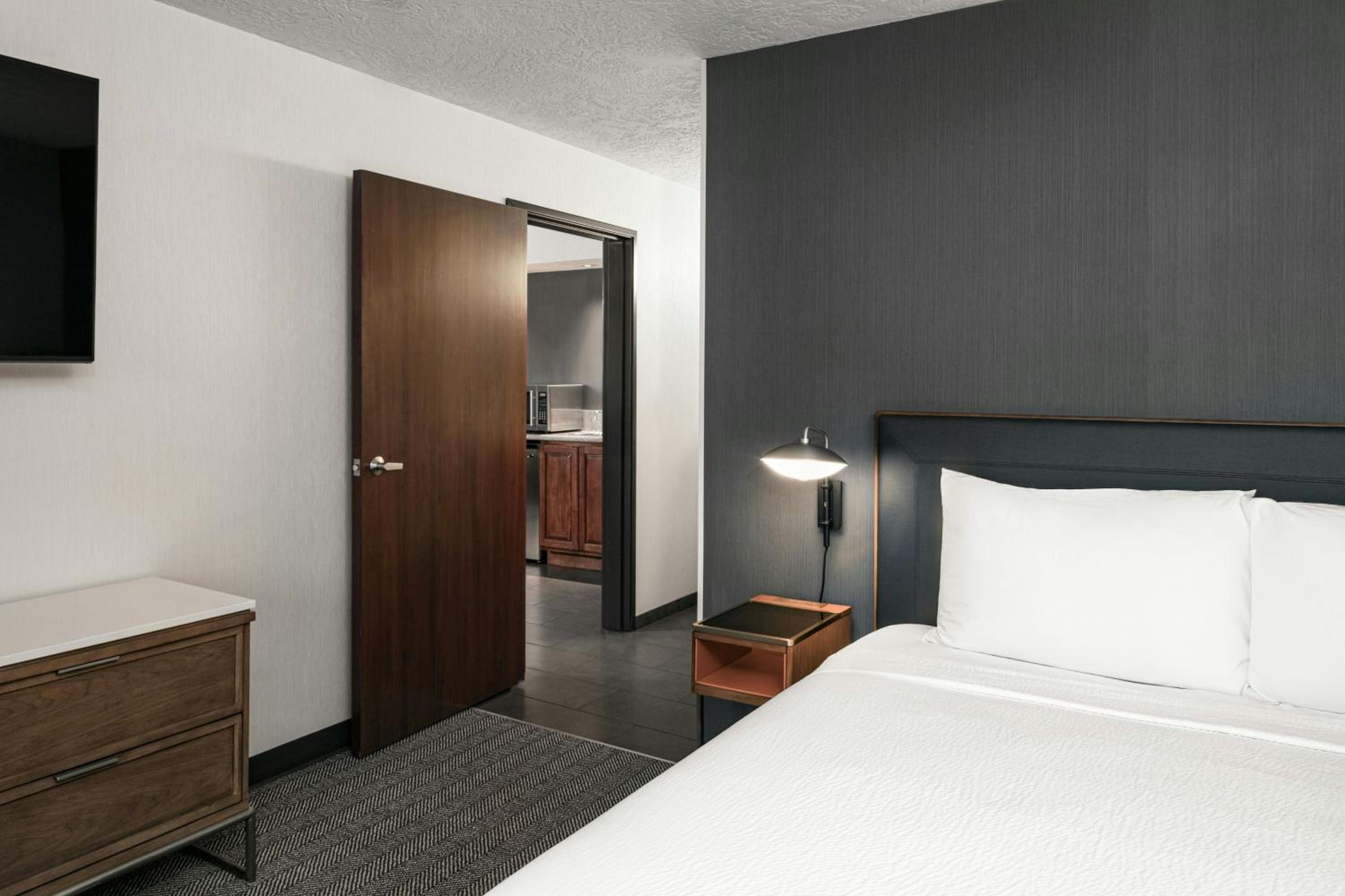 One-Bedroom King Suite with Balcony and Sofa Bed - Photo 2