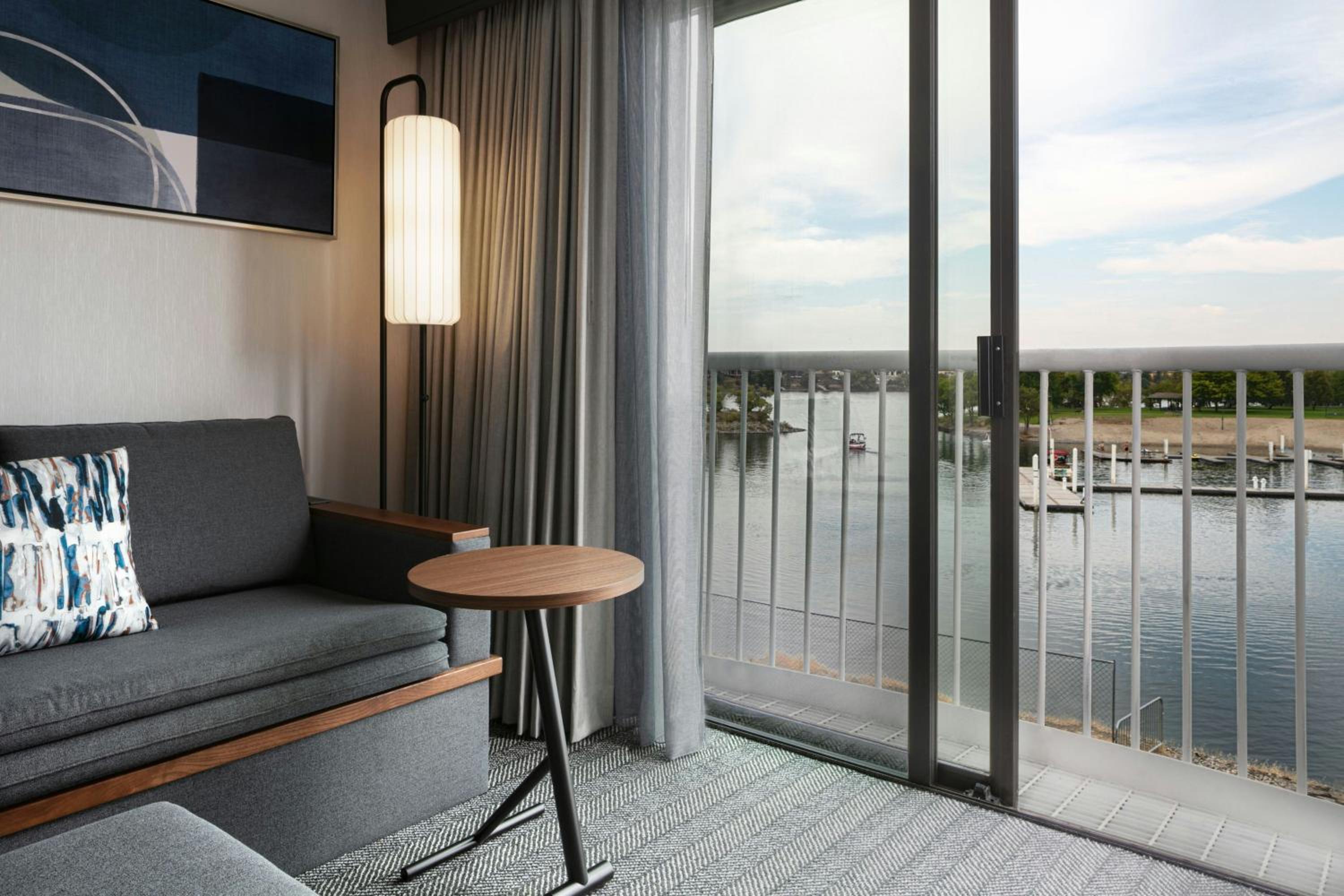 King Room with Water View and Bathtub - Mobility Access - Photo 4