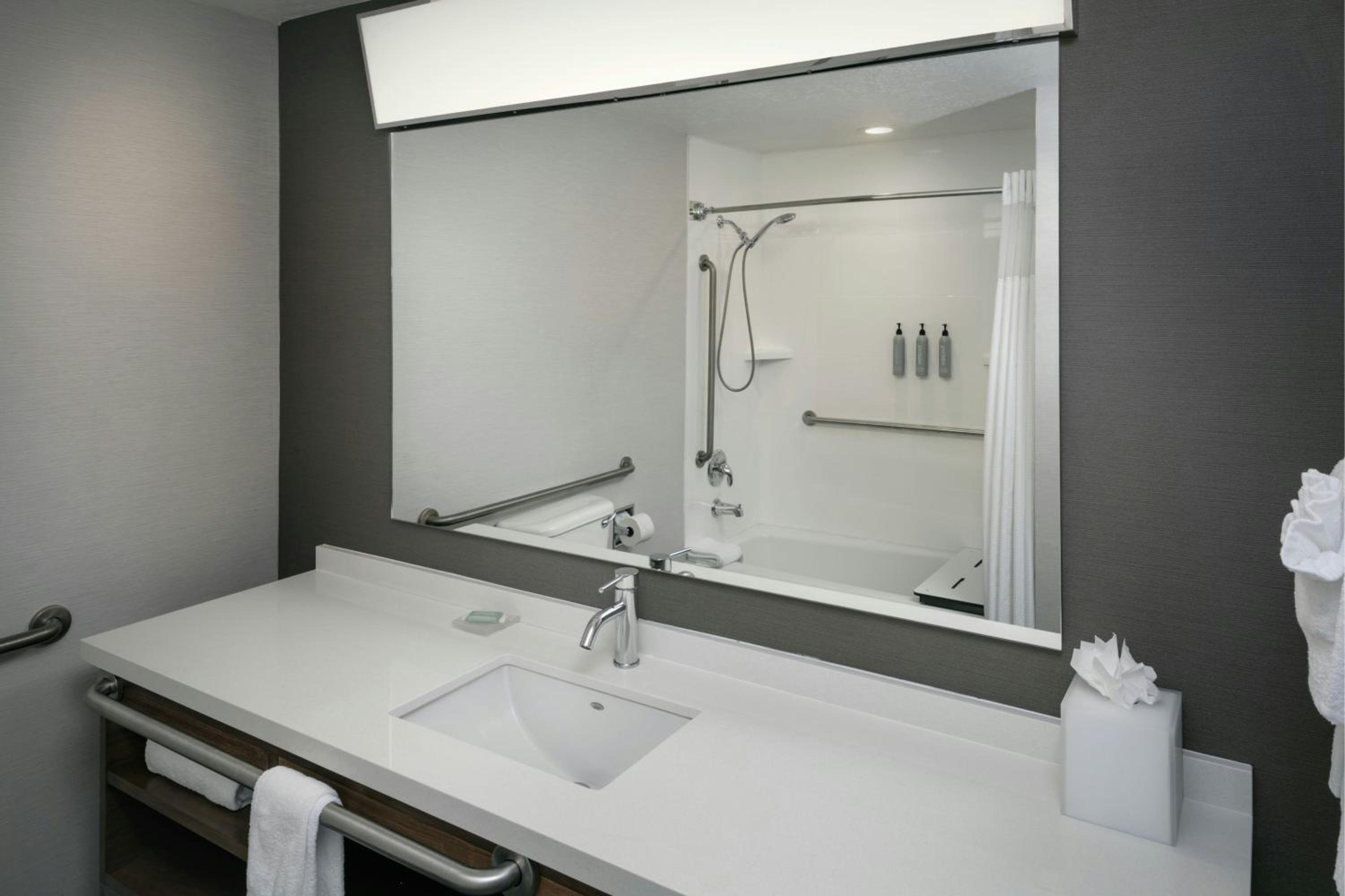 Queen Room with Two Queen Beds and Bathtub - Mobility Access - Photo 9