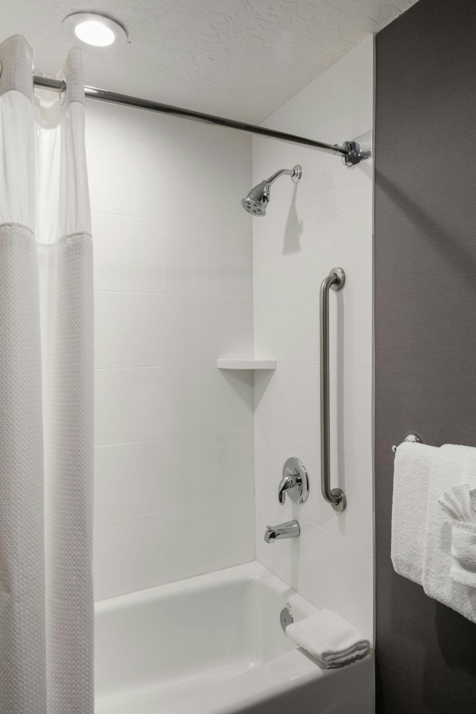 Queen Room with Two Queen Beds and Water View - Photo 5