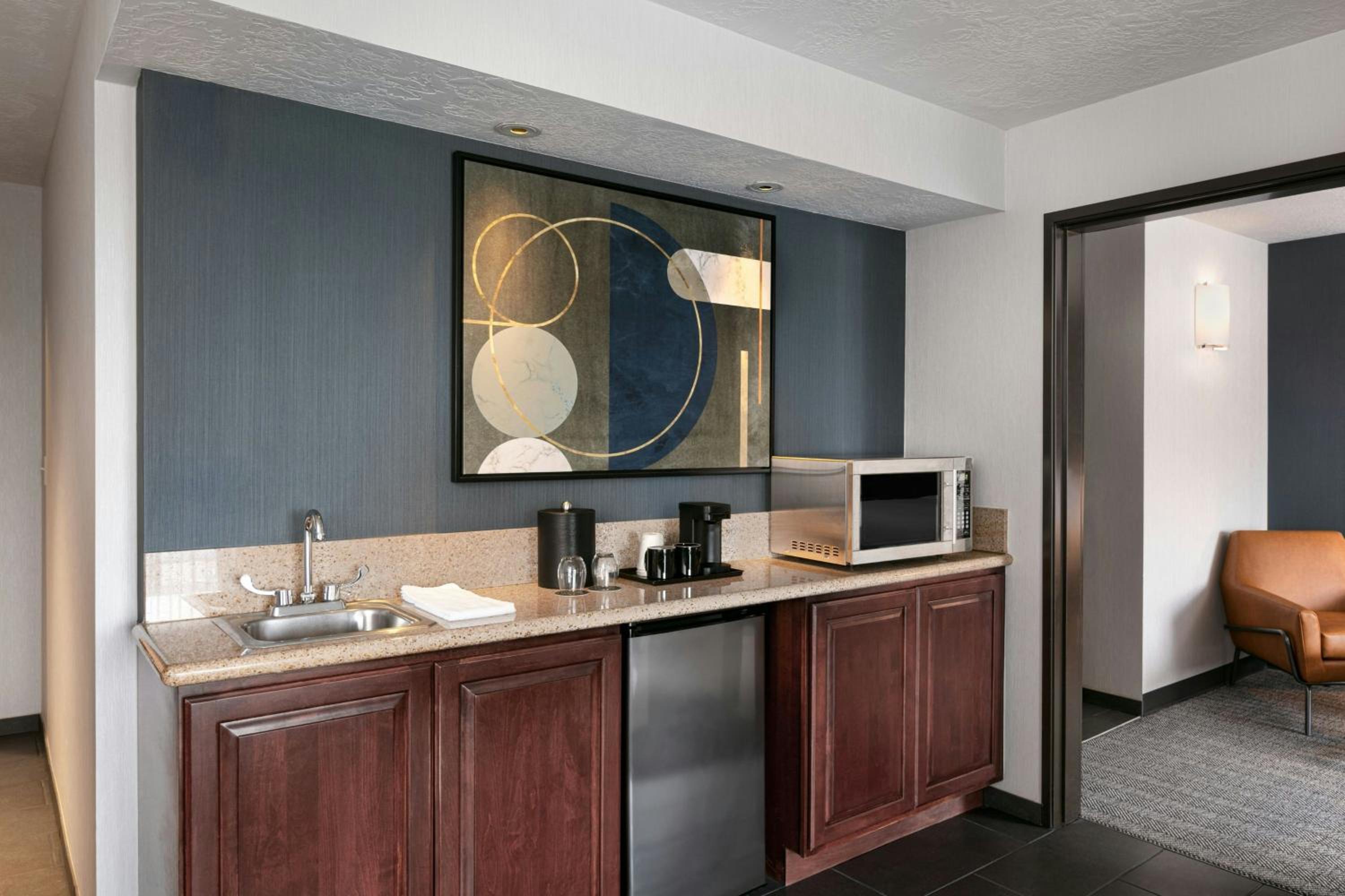 One-Bedroom King Suite with Balcony and Sofa Bed - Photo 3