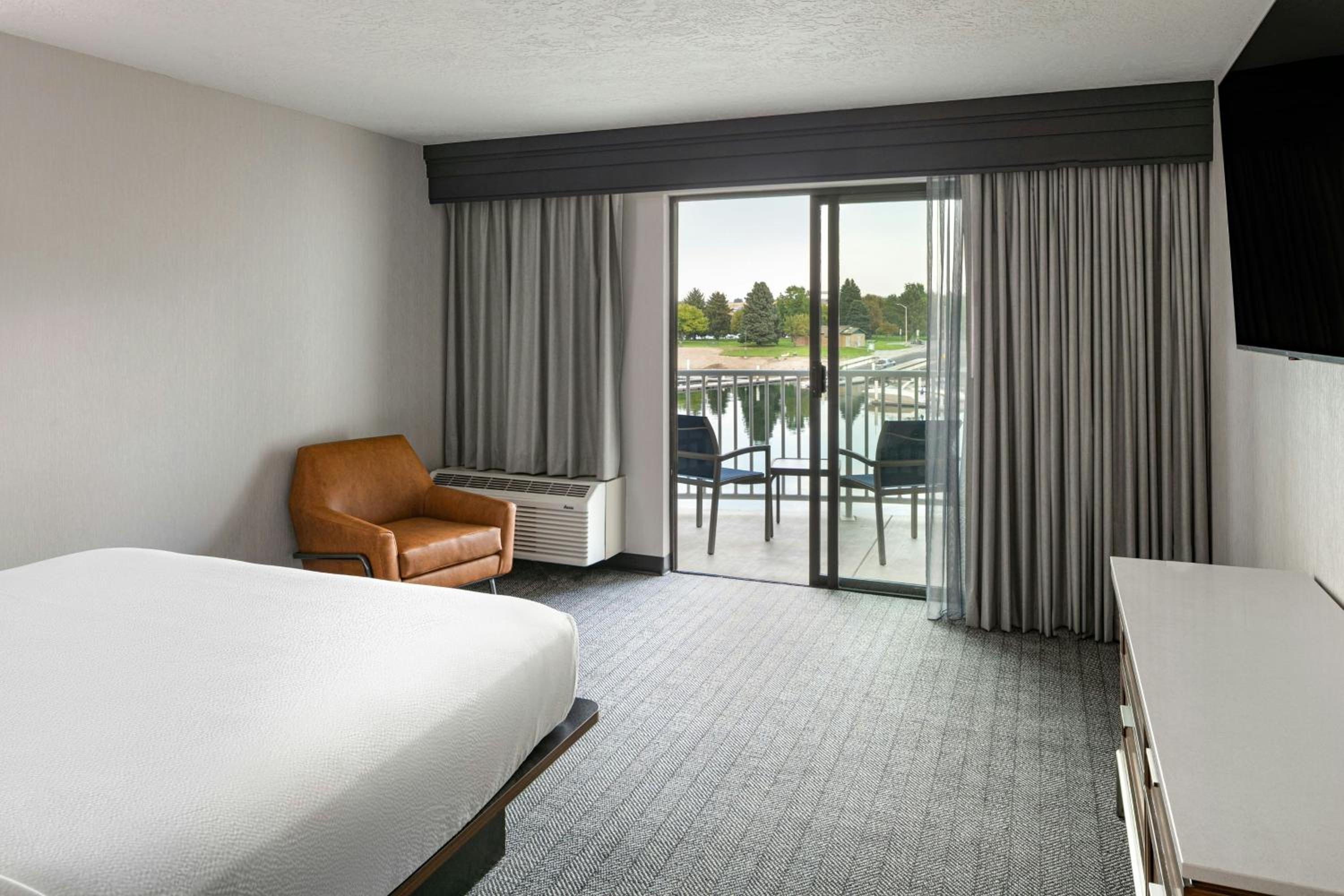 One-Bedroom King Suite with Water View and Sofa Bed - Photo 3
