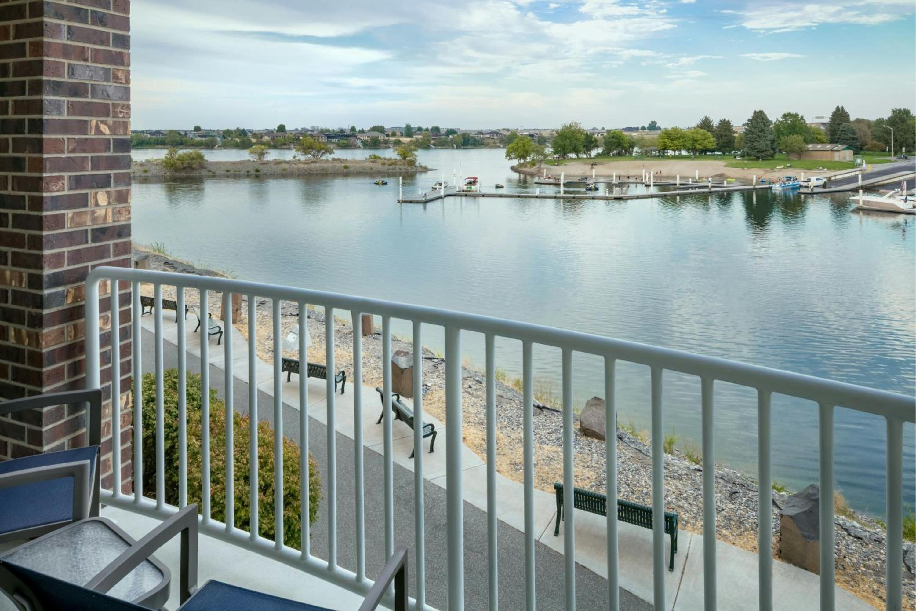 One-Bedroom King Suite with Water View and Sofa Bed - Photo 5