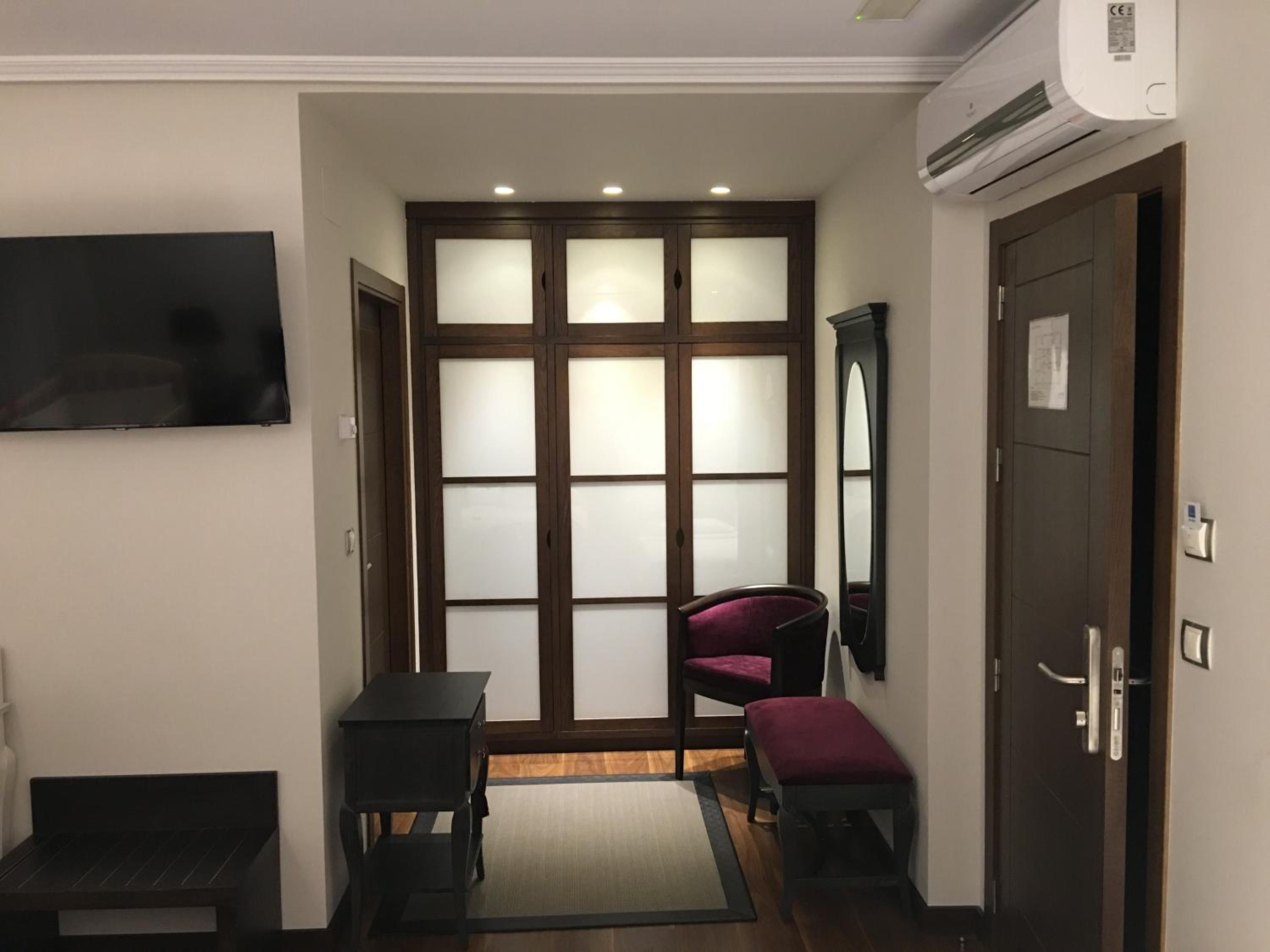 Standard Queen Room photo 3