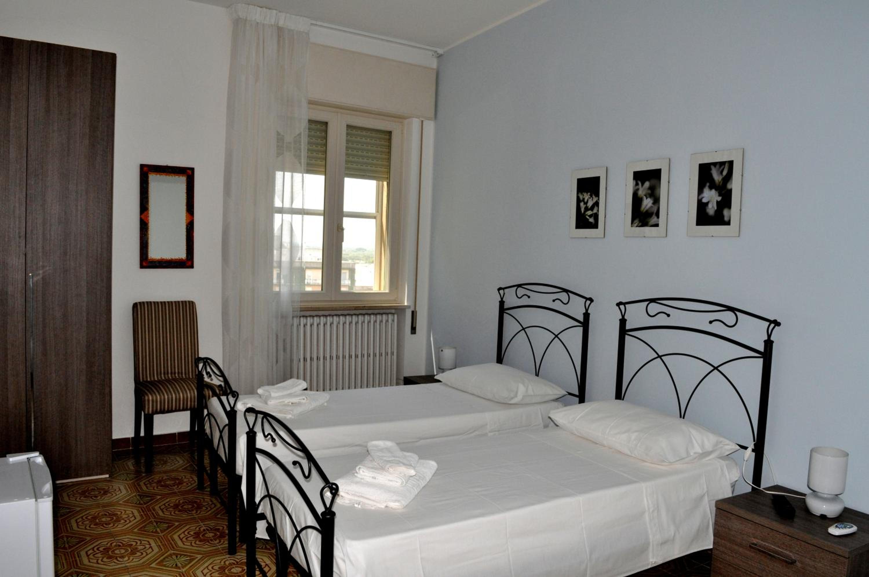 Twin Room with Private Bathroom photo 2