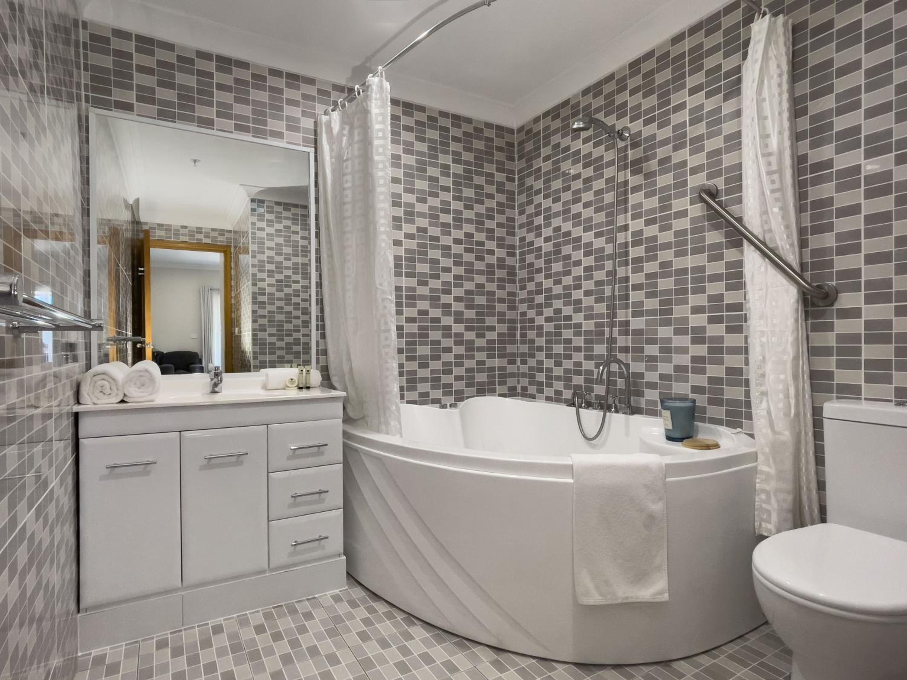 2-Bedroom Apartment, 2 Queens, Balcony