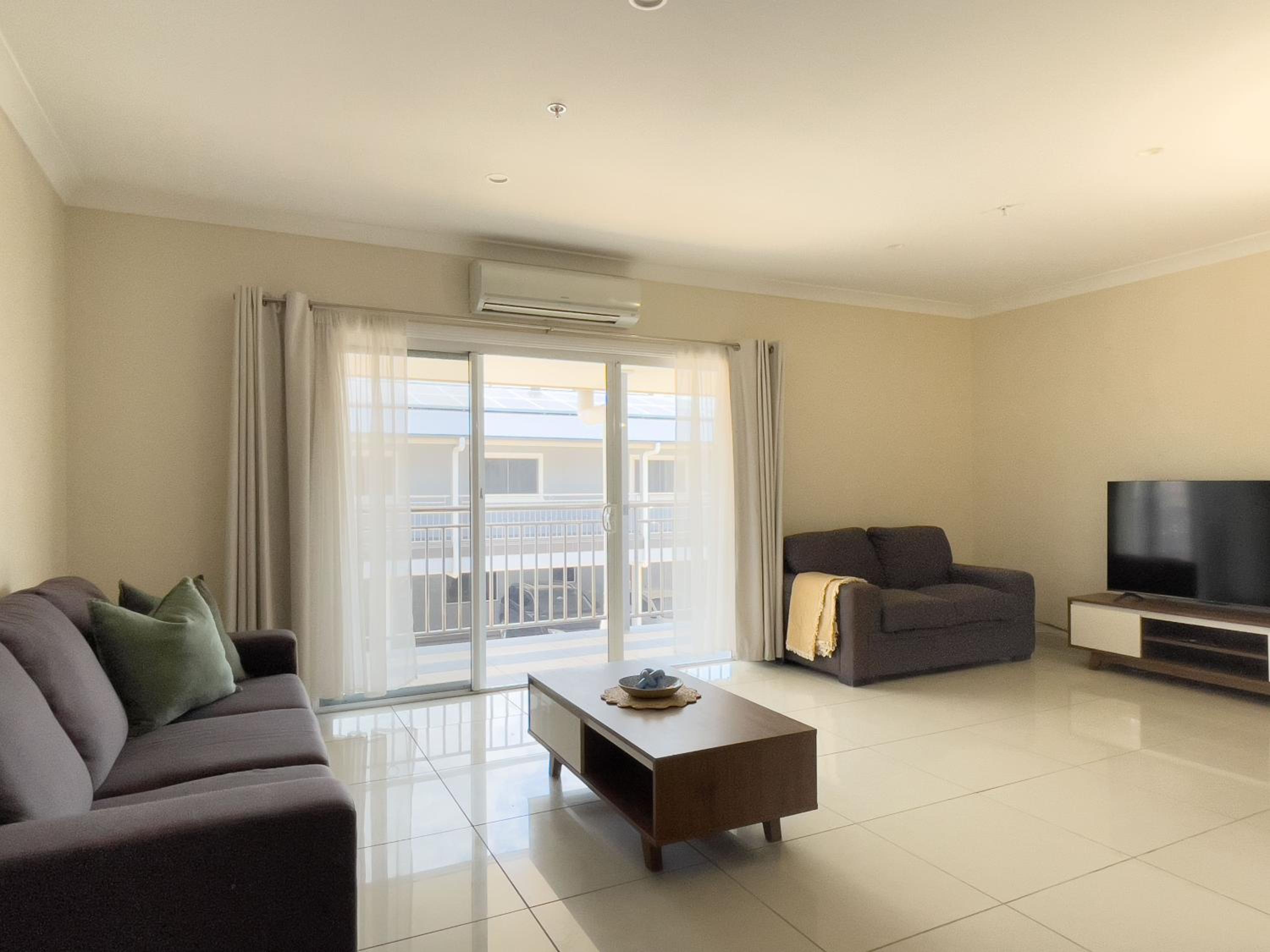 2-Bedroom Extra-Large Apartment, 1 Queen + 4 Singles, Balcony