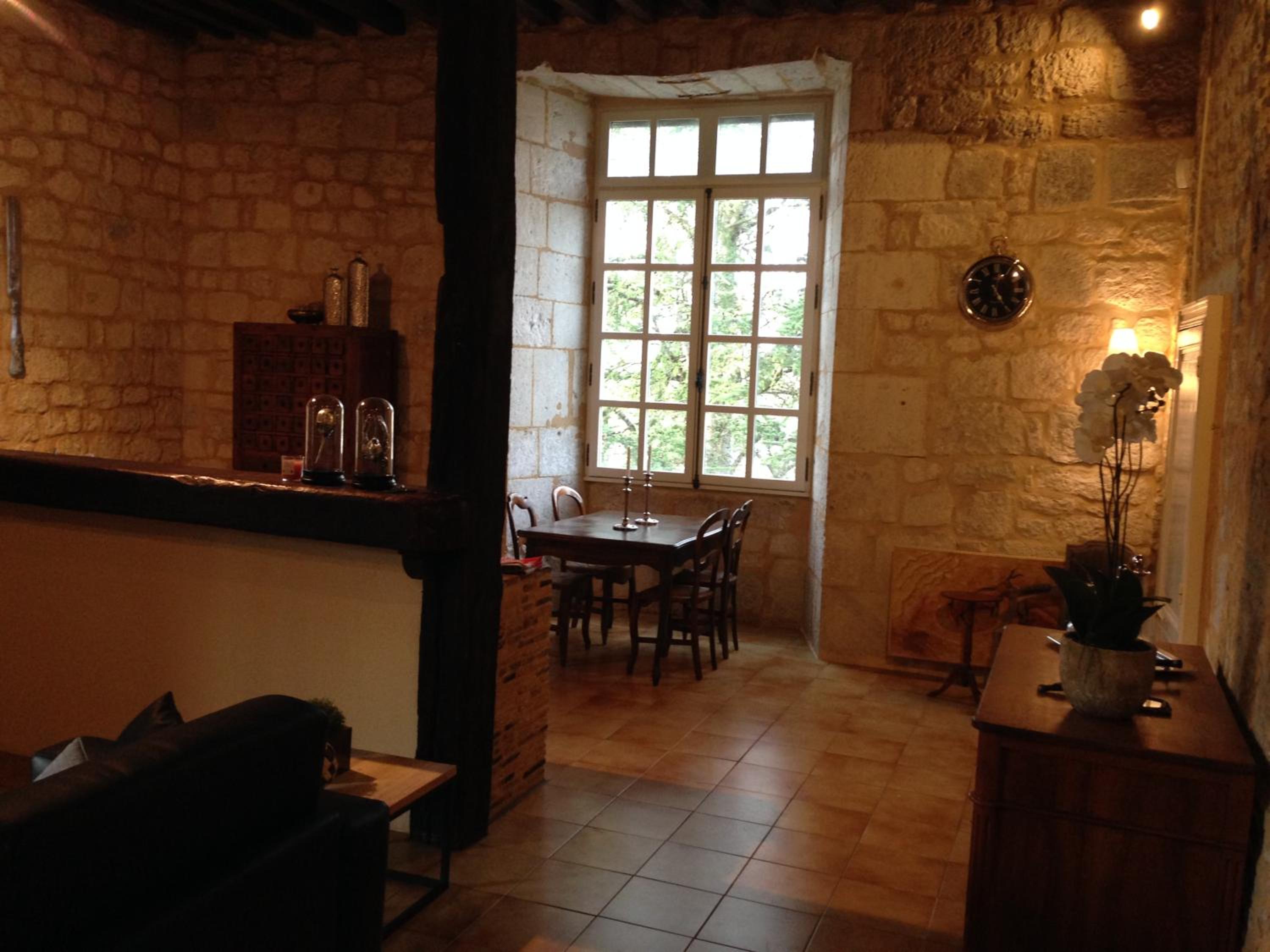 One-Bedroom Apartment - Photo 2