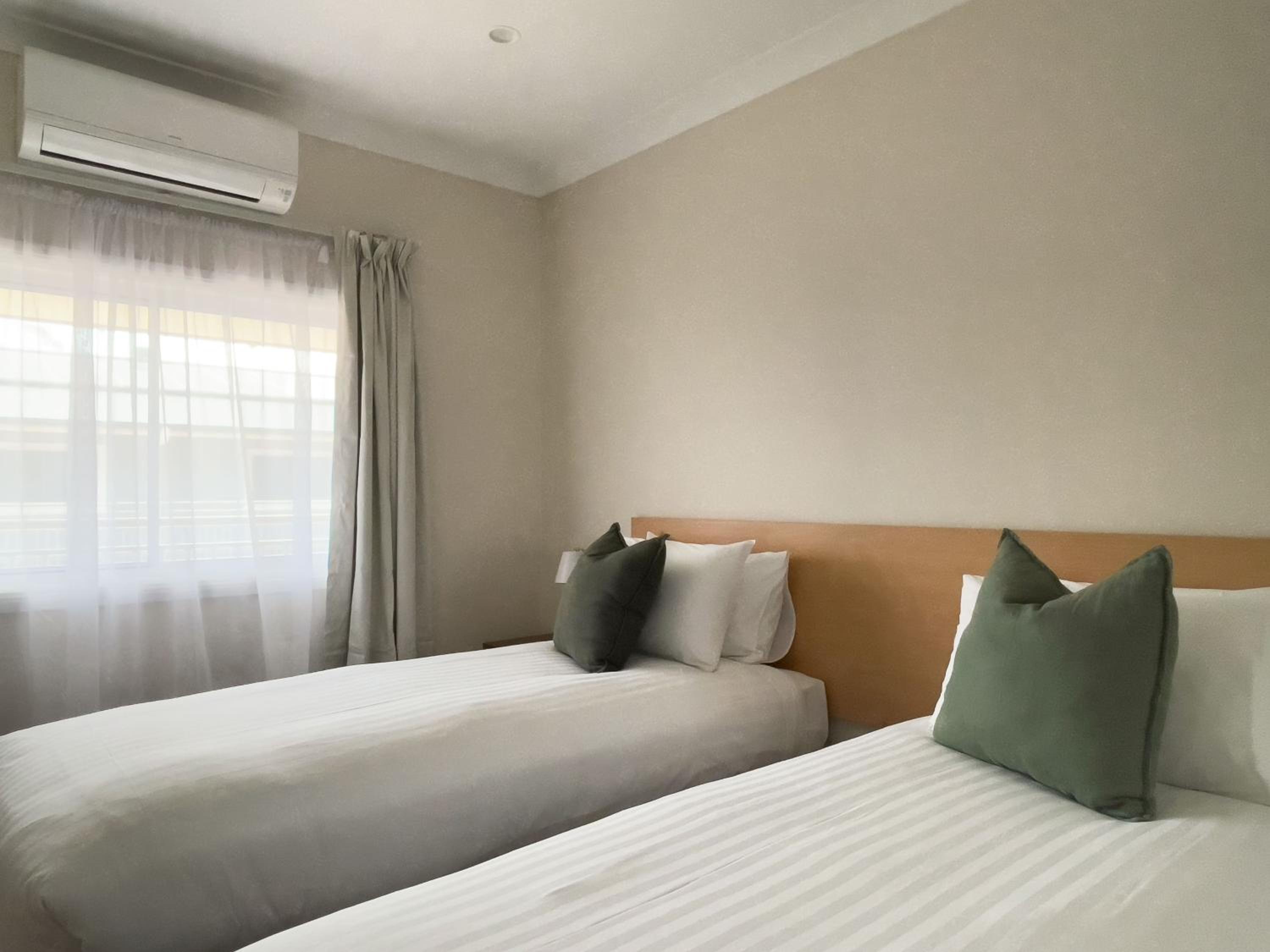 2-Bedroom Apartment, 1 Queen + 2 Singles, Balcony