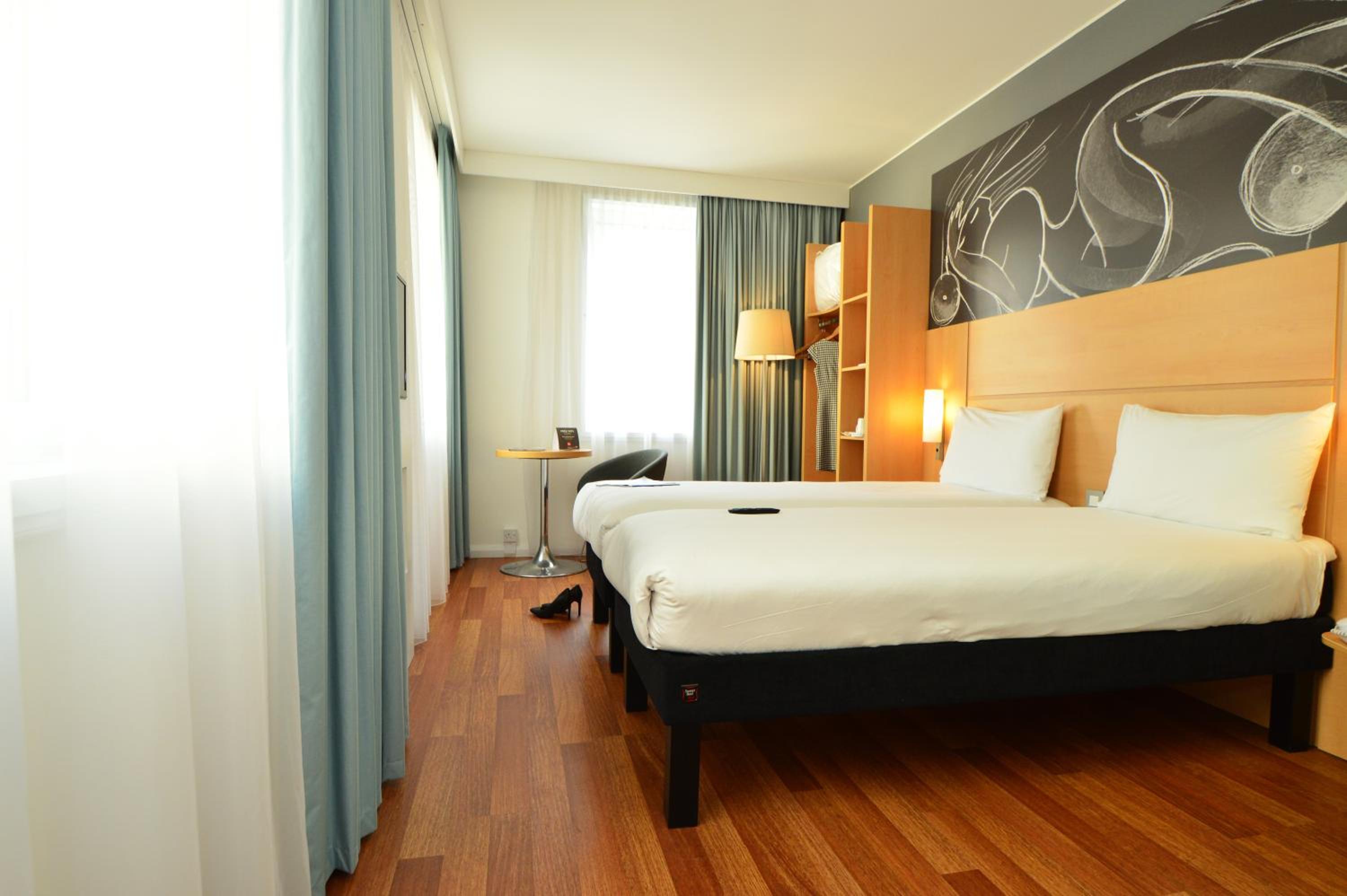 Standard Room with 2 Single Beds photo 3