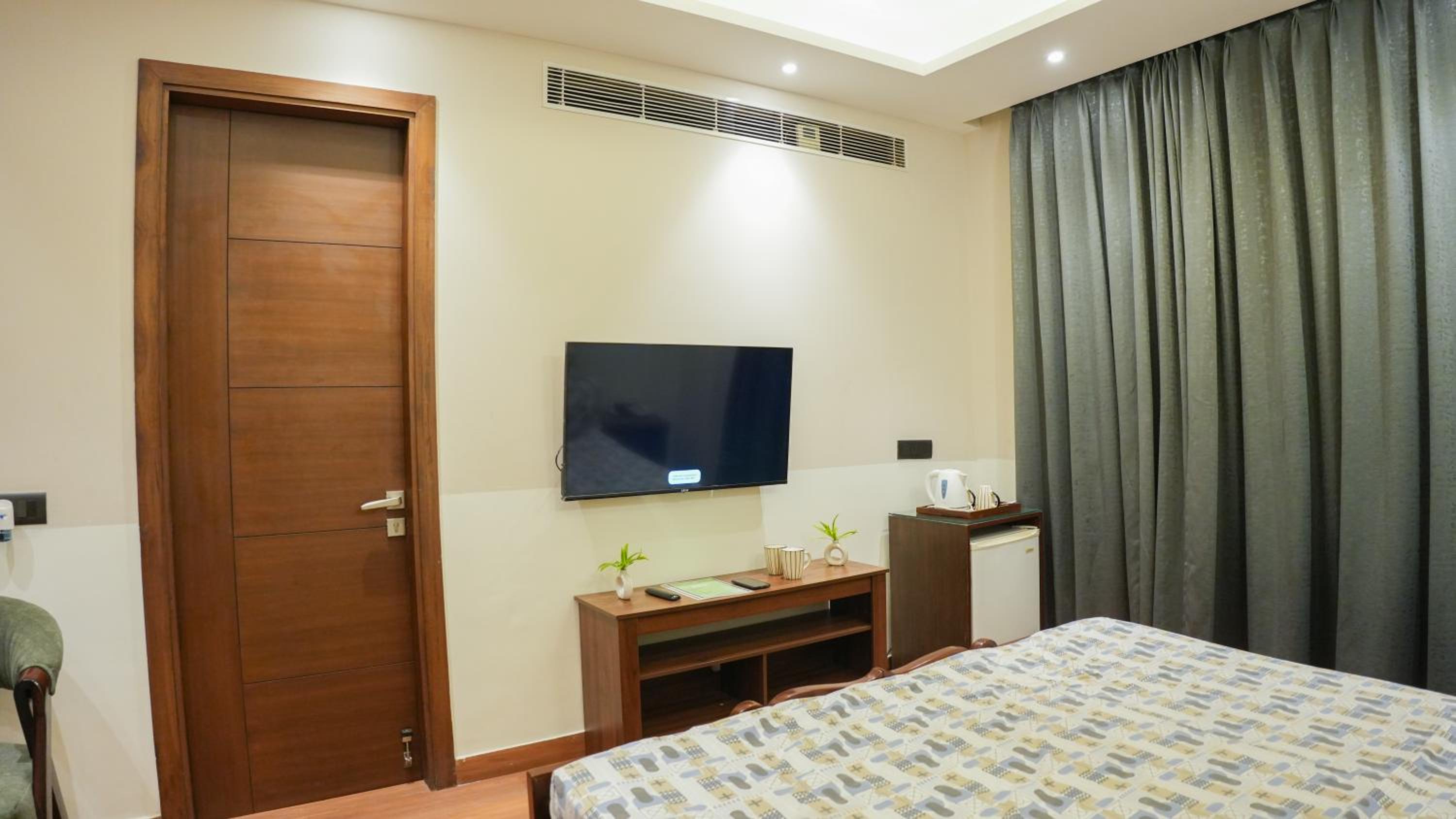 King Room with Balcony - Photo 12