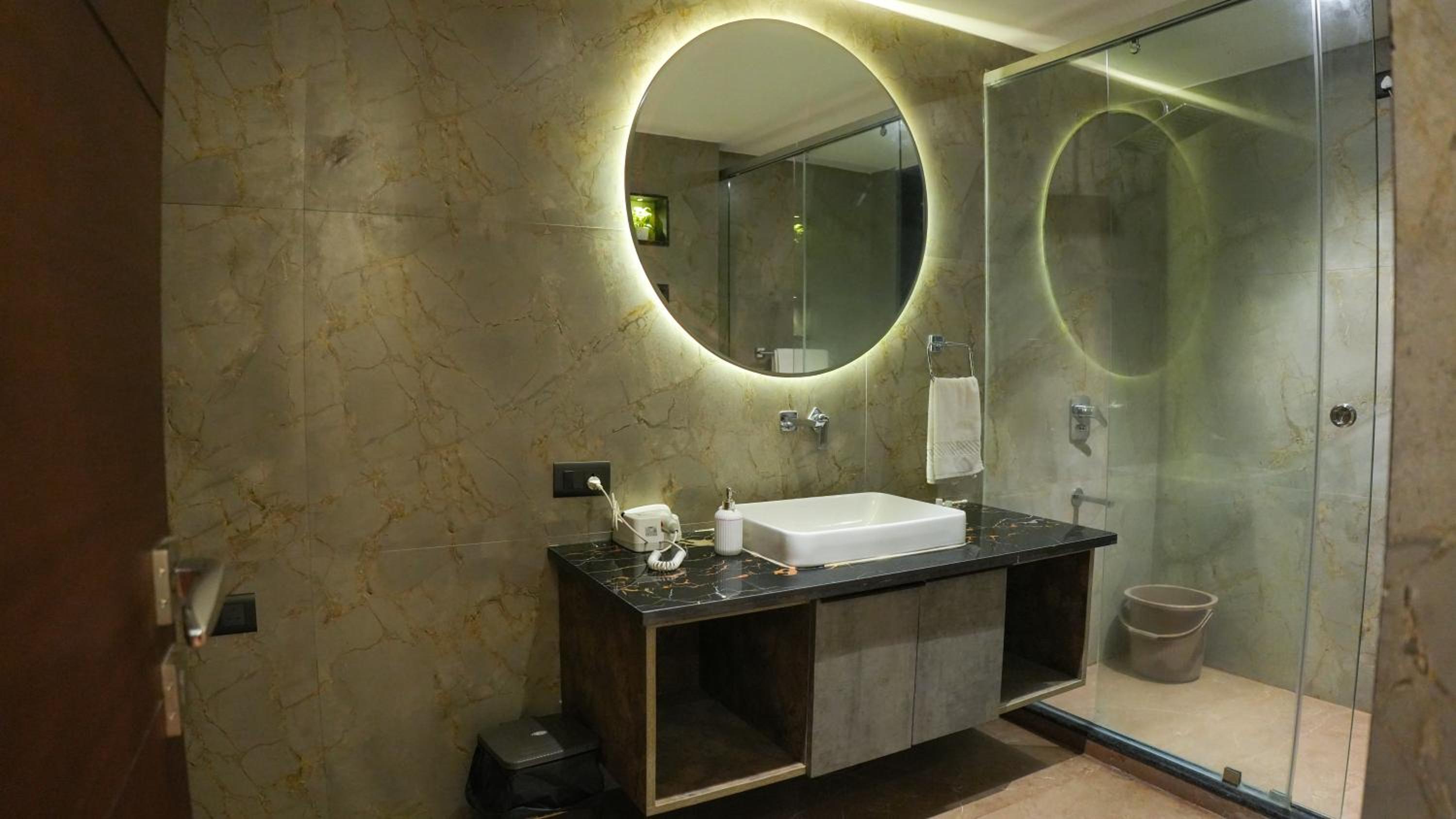 King Room with Balcony - Photo 14