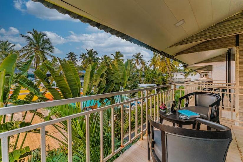 Double Room with Pool View - Photo 6