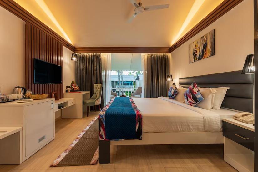 Double Room with Pool View - Photo 2