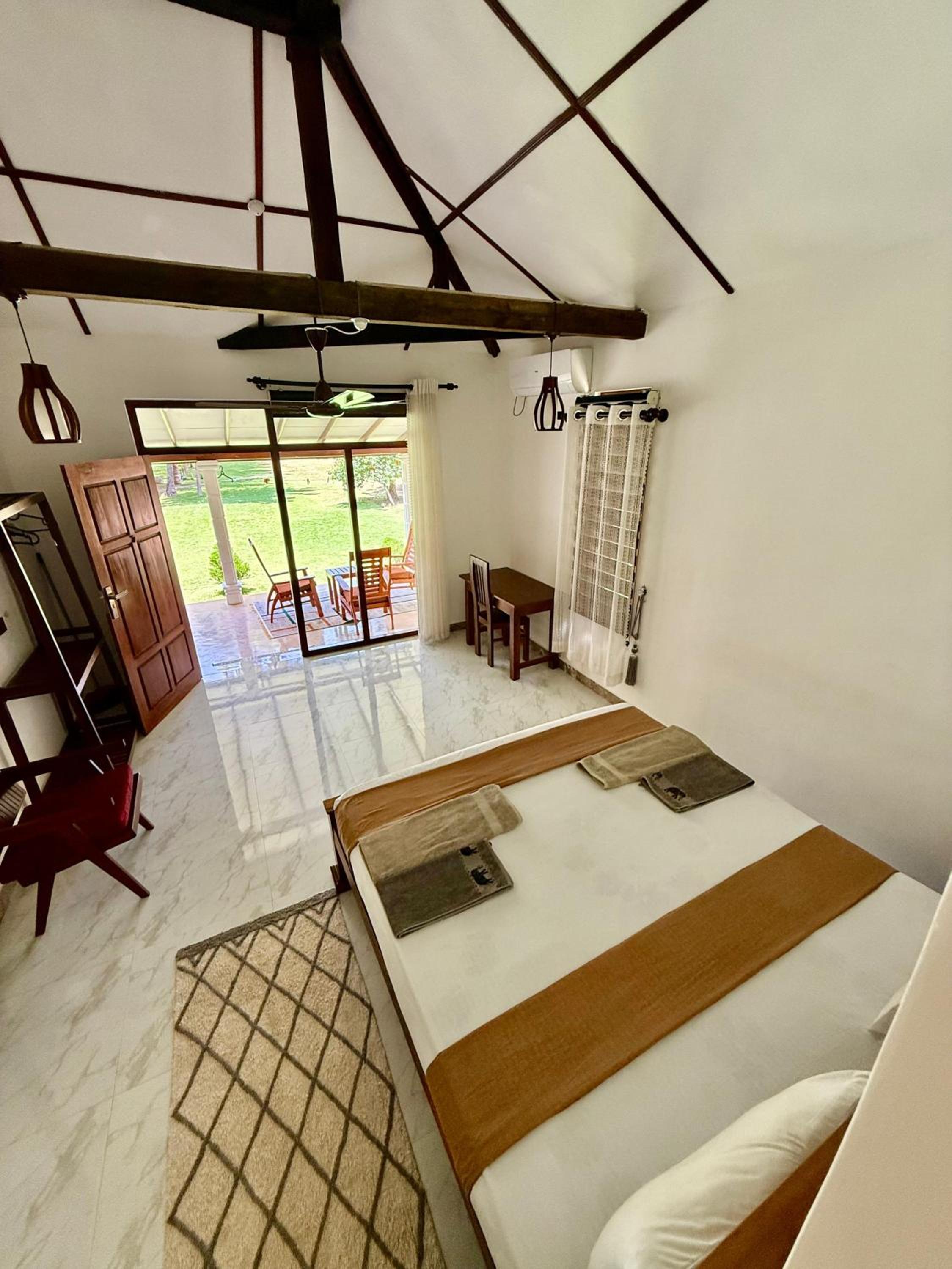Deluxe Double Room with Side Sea View photo 2