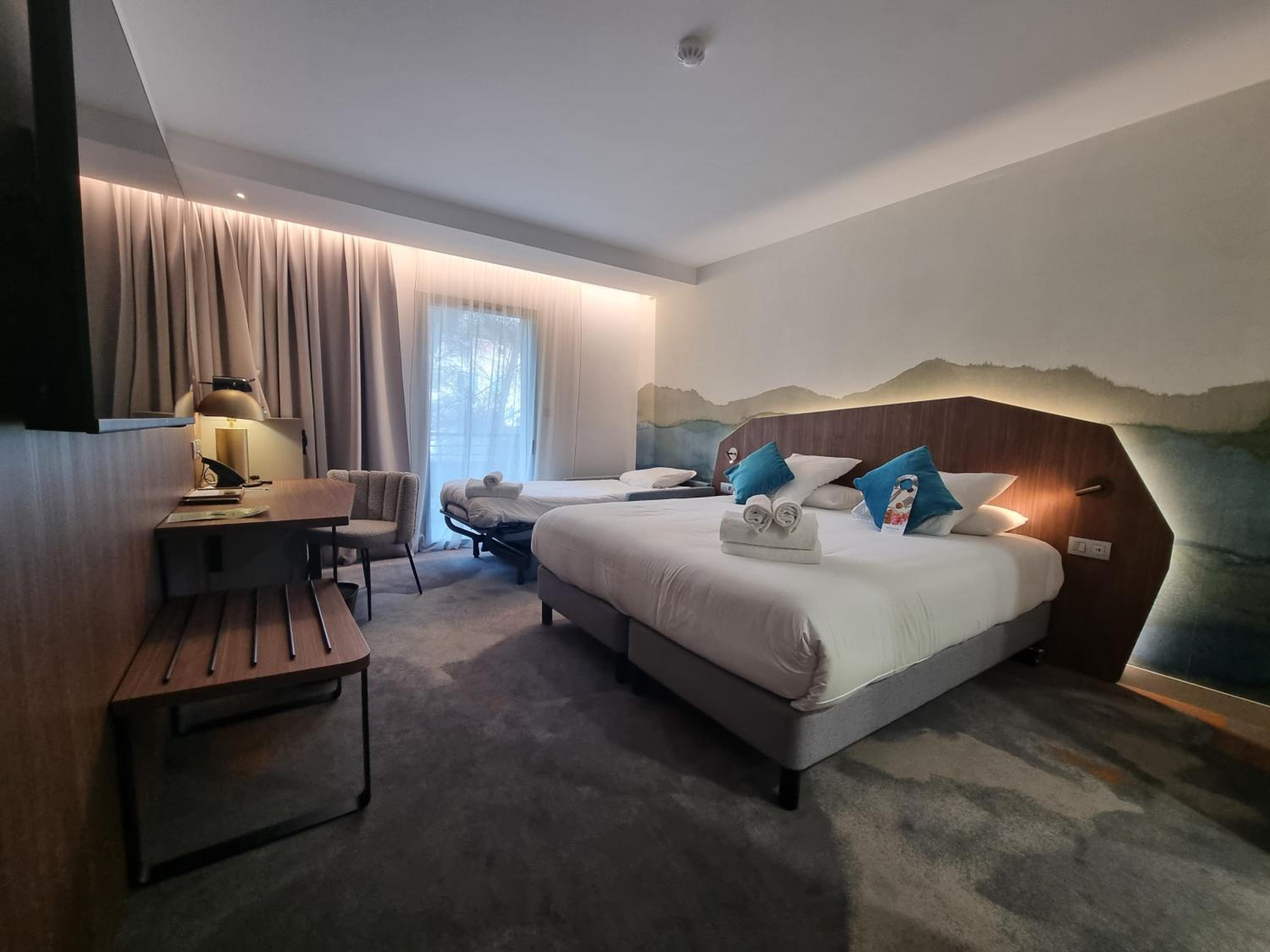 Privilege Room with One King Bed and One Sofa Bed with Balcony - Photo 9