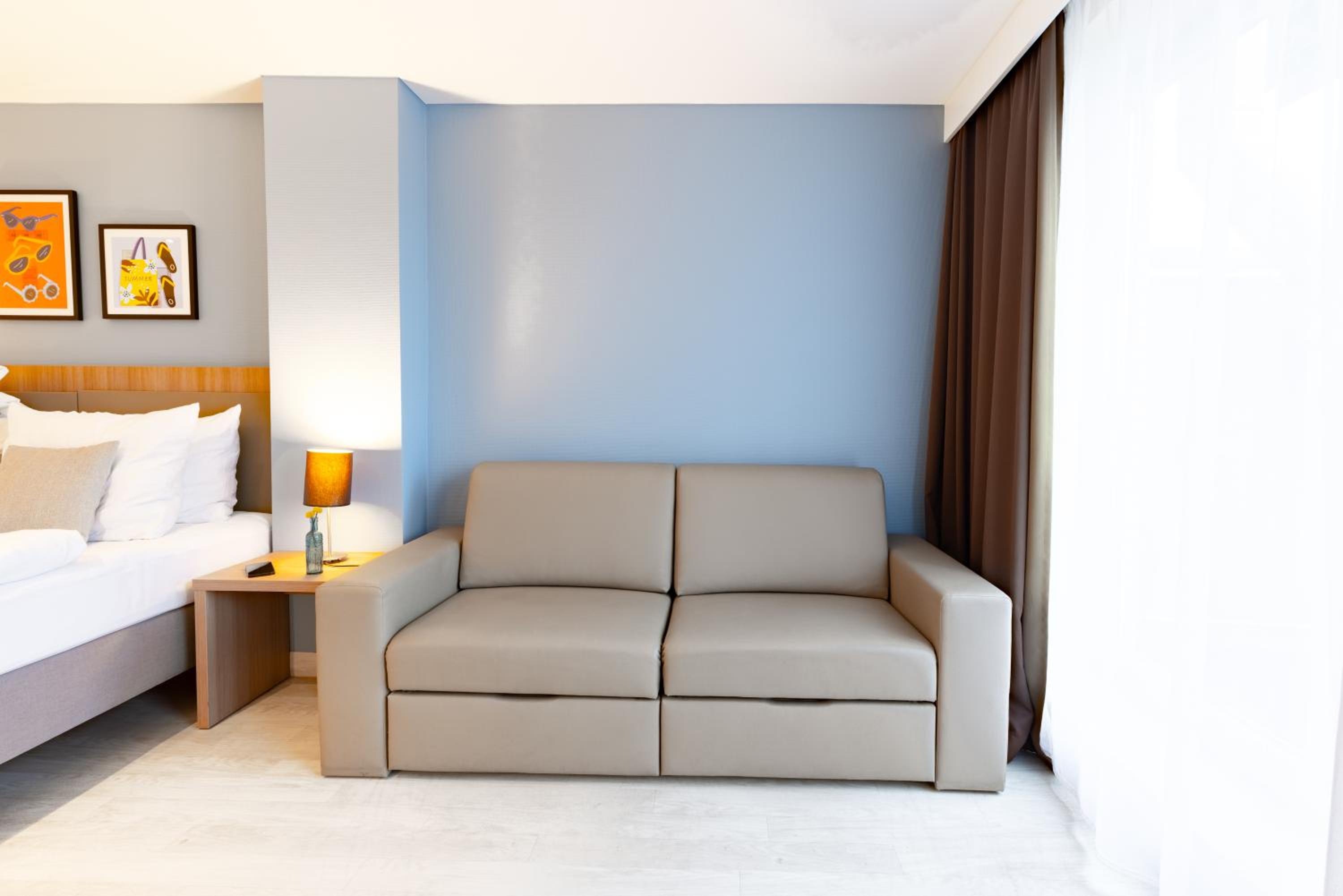 Premium King Room with Sofa Bed - Photo 2