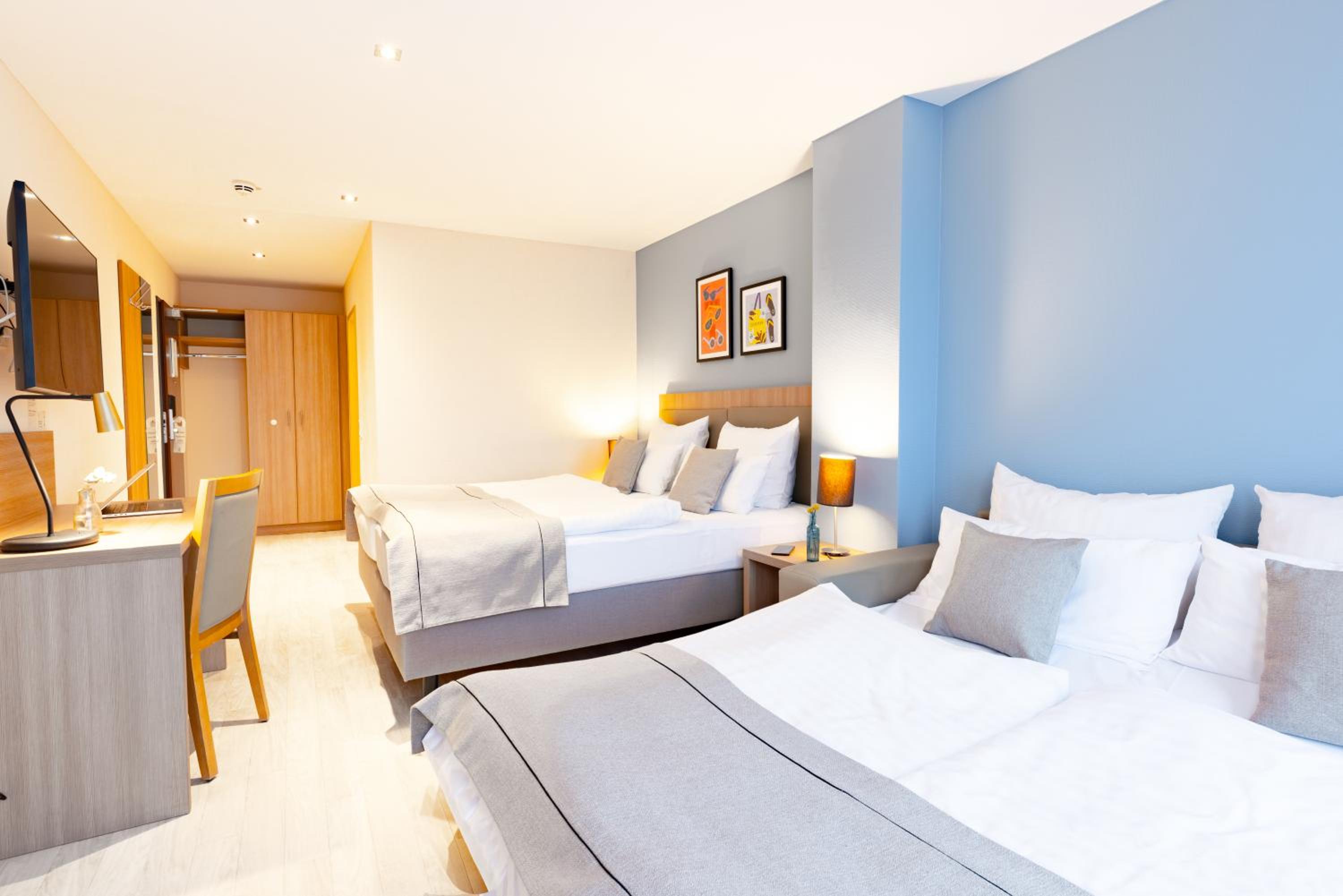 Premium King Room with Sofa Bed - Photo 9