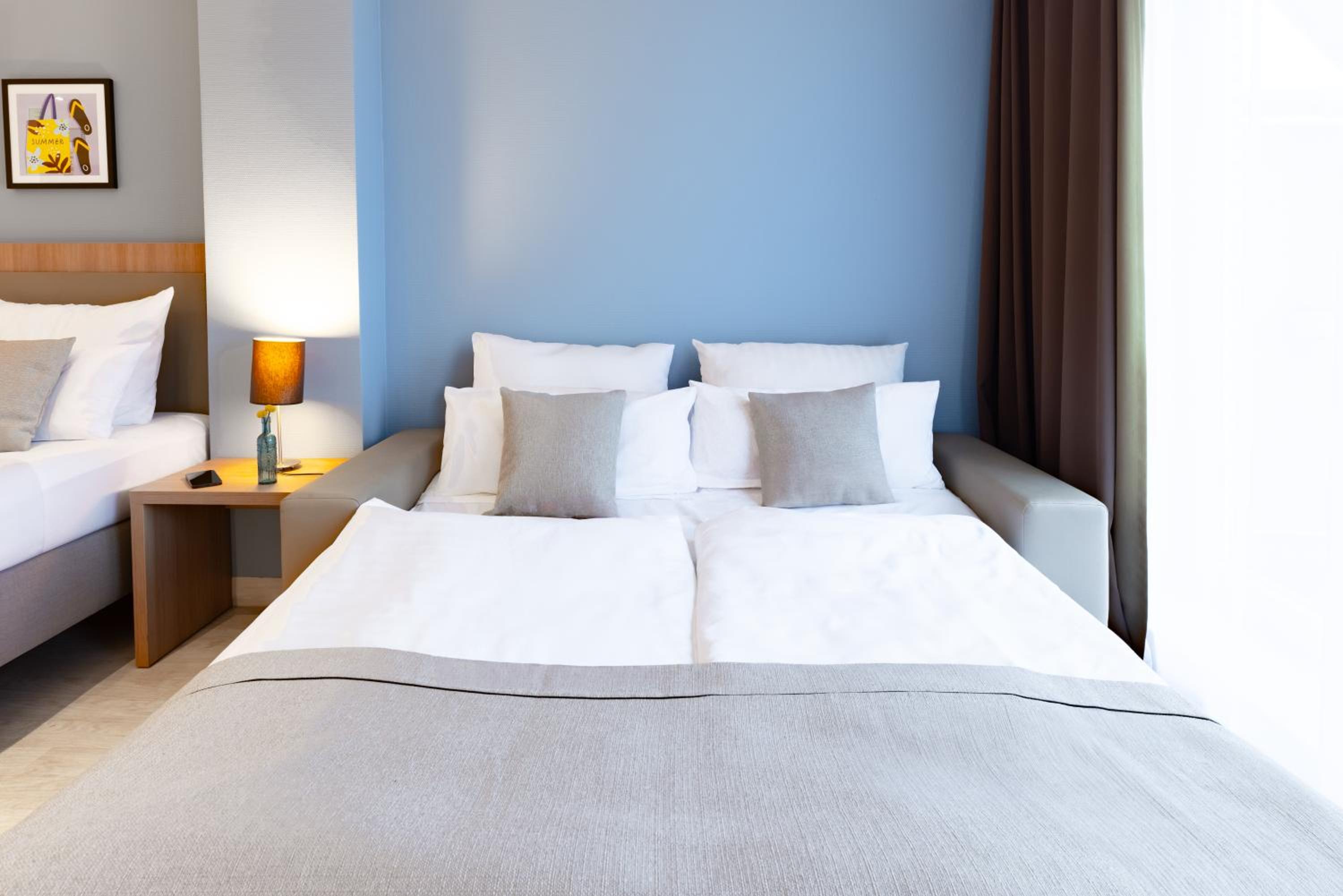 Premium King Room with Sofa Bed - Photo 8