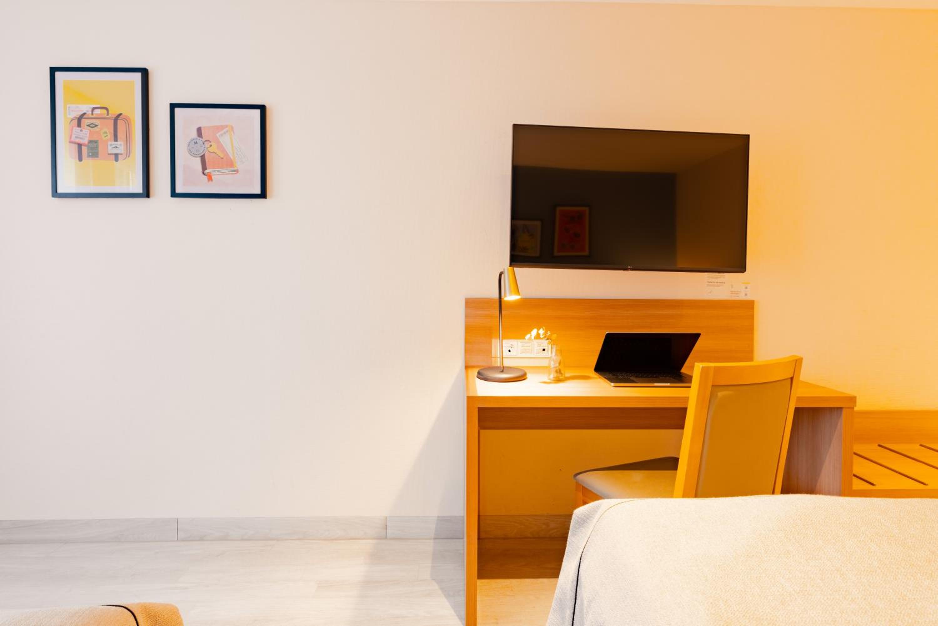 Premium King Room with Sofa Bed - Photo 6