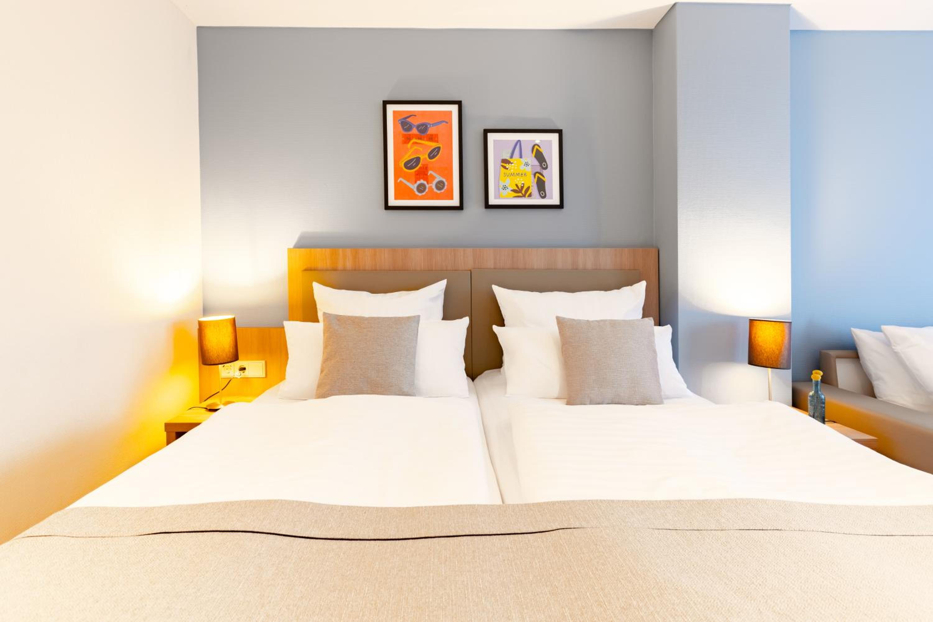 Premium King Room with Sofa Bed - Photo 7