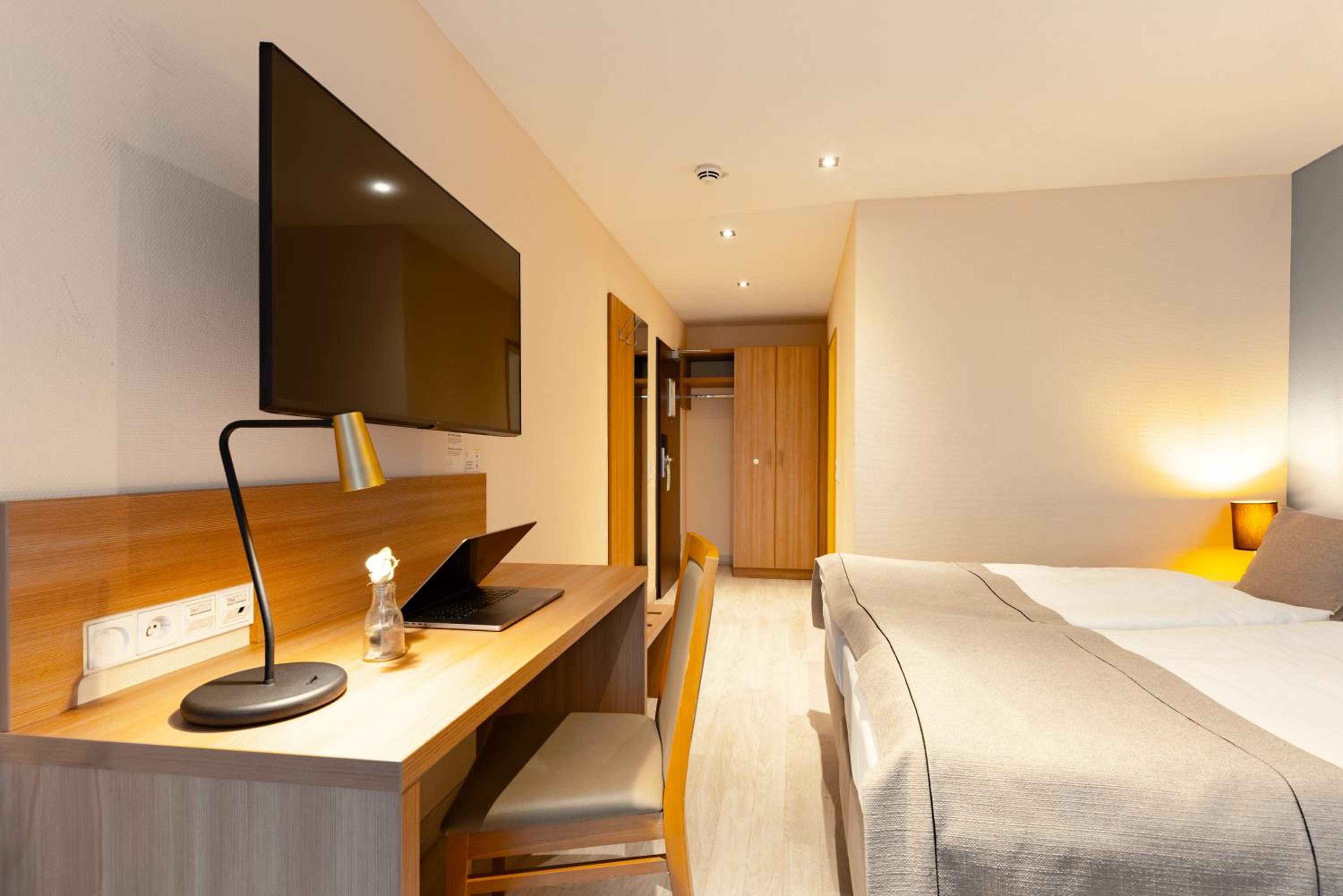 Premium King Room with Sofa Bed - Photo 5