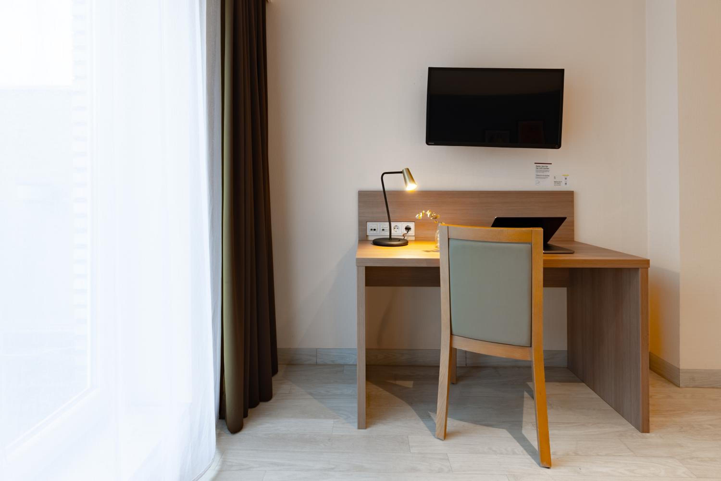 Standard Queen Room - Photo 8