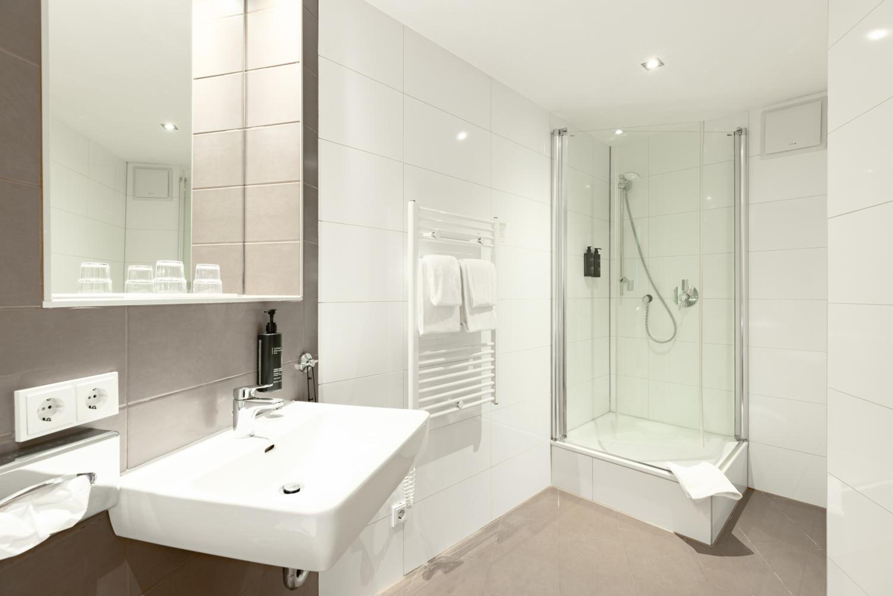 Standard Queen Room - Photo 4