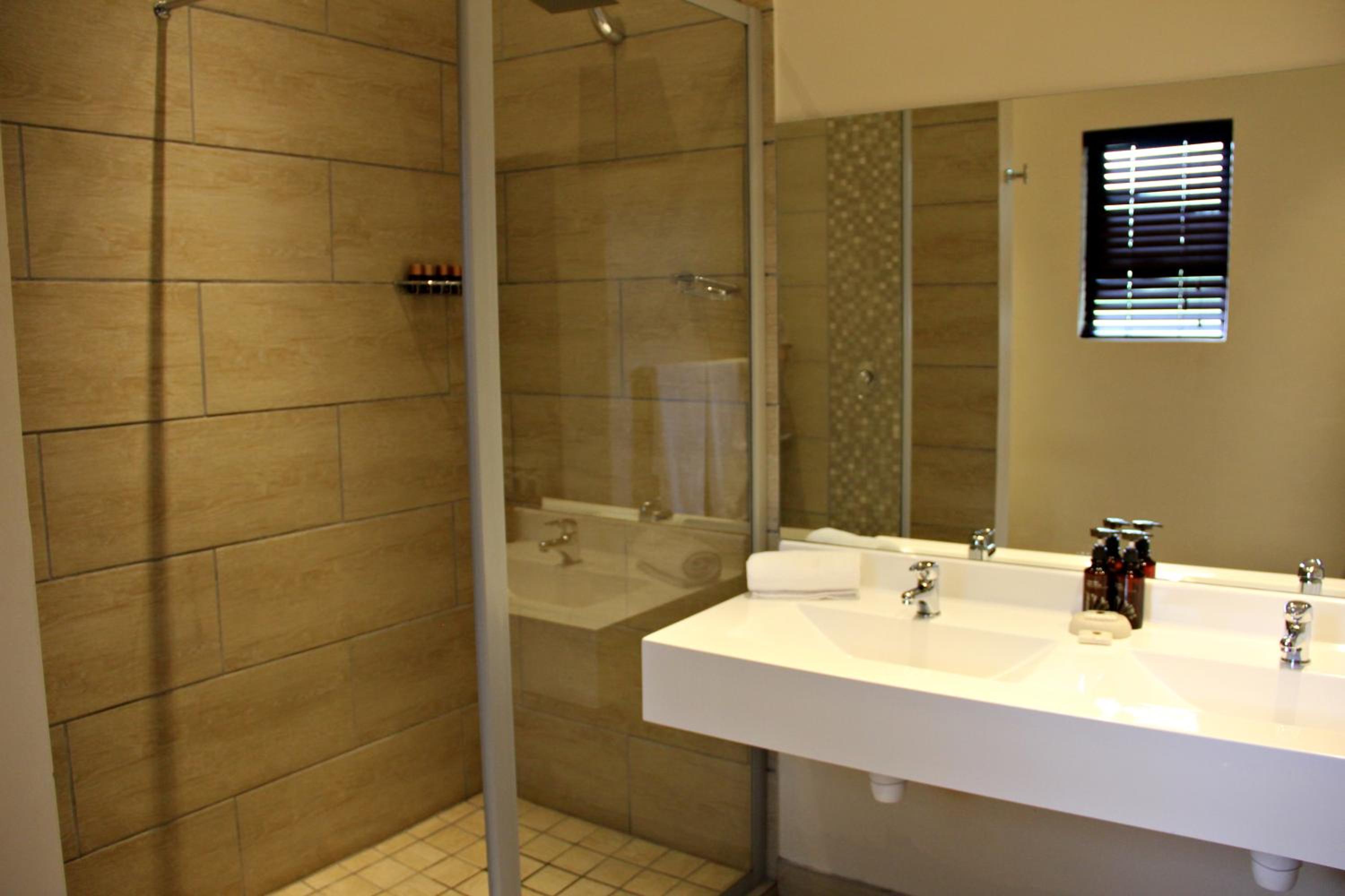 Deluxe Double Room with Shower - Photo 5