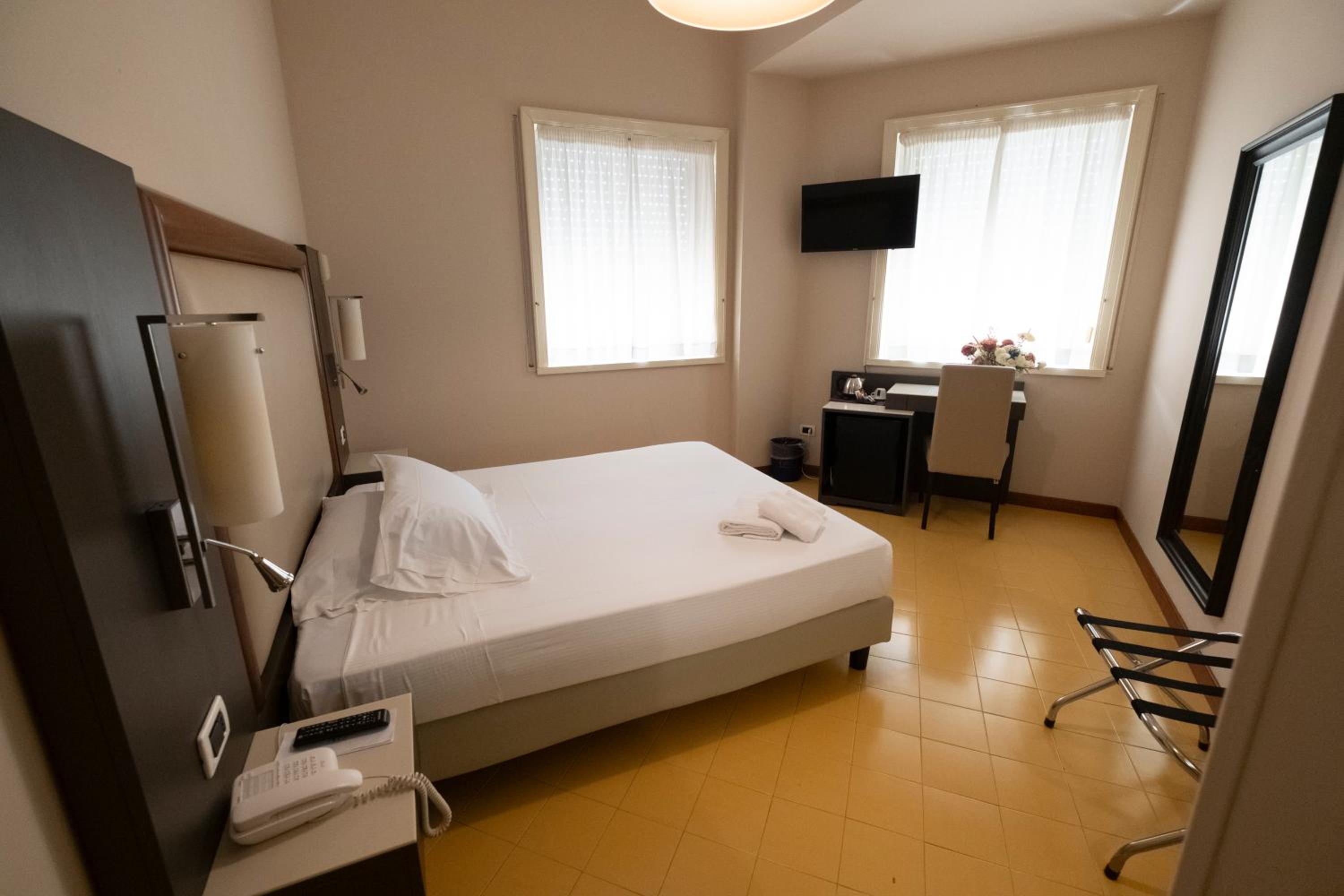 Standard Queen Room photo 3