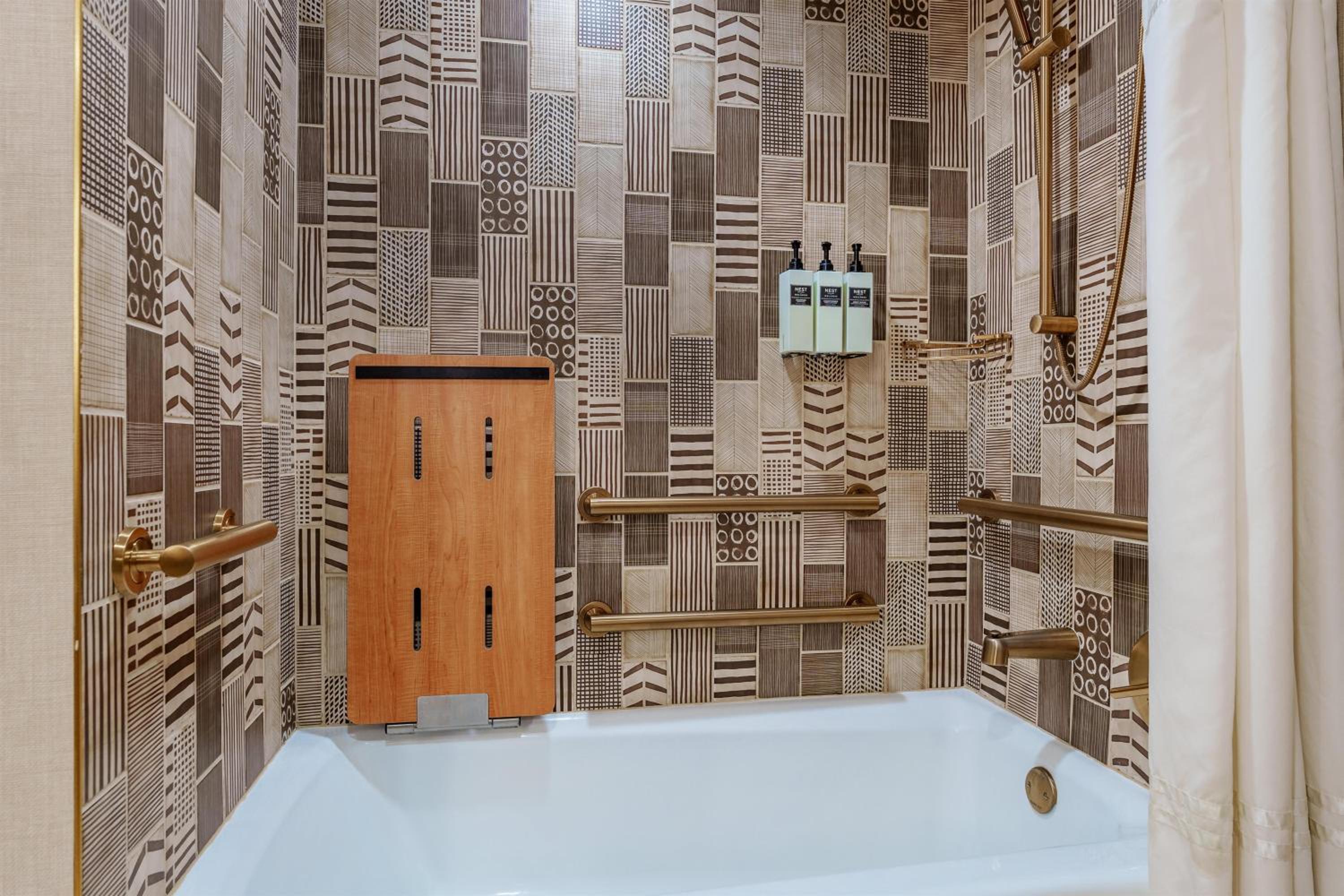 Remodeled 2 Queens Suite Accessible Tub