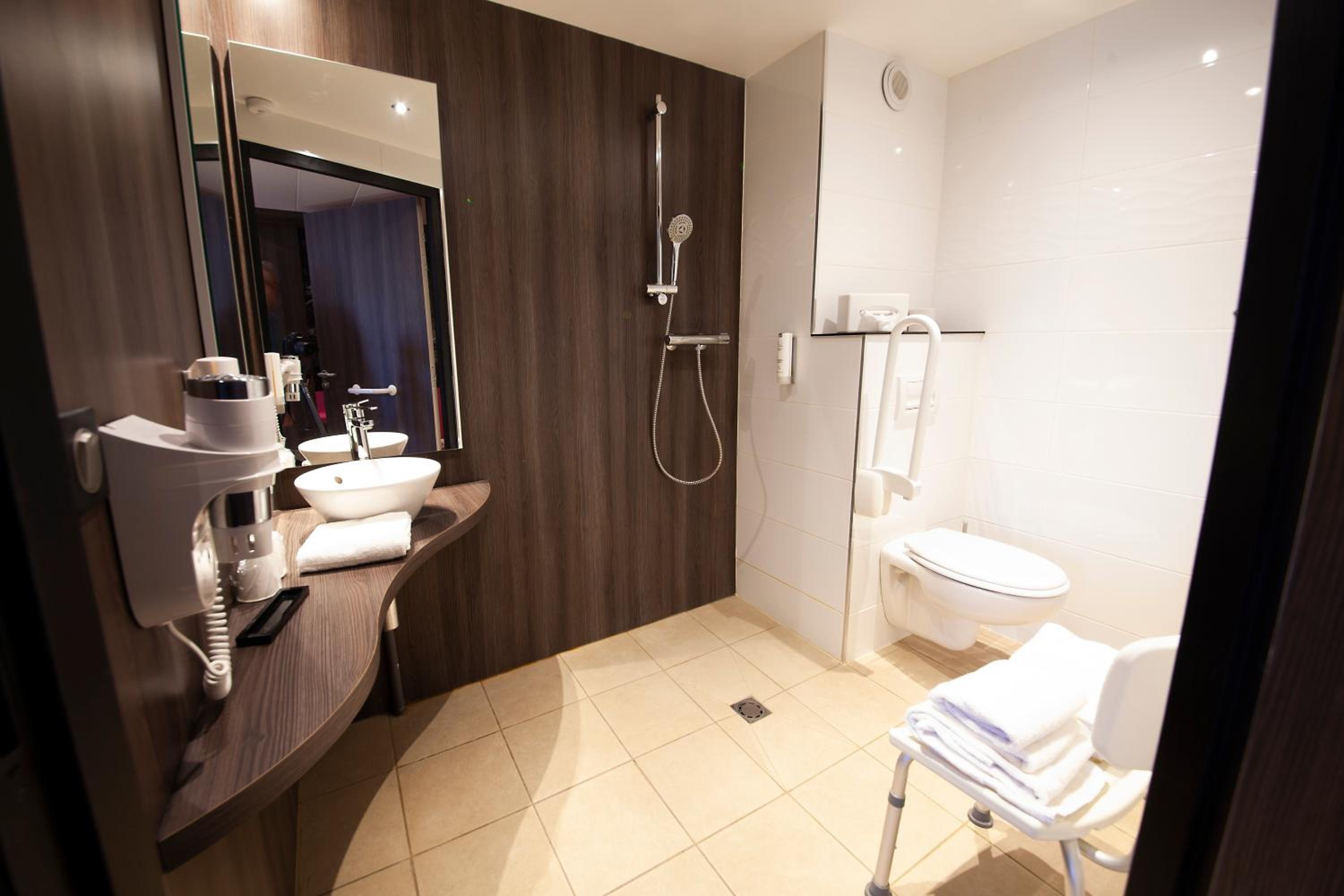 Queen Room - Disability Access photo 2